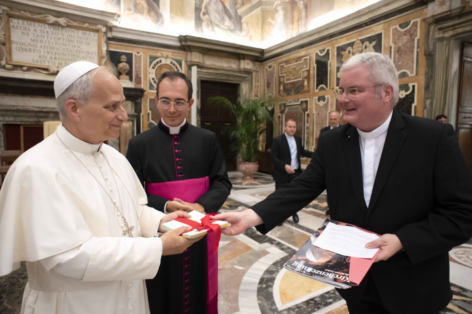 Mit roter Schleife: Die Briefe  und Karten der Schüler des Leonhard-Gymnasiums Aachen. (c) Vatican Media