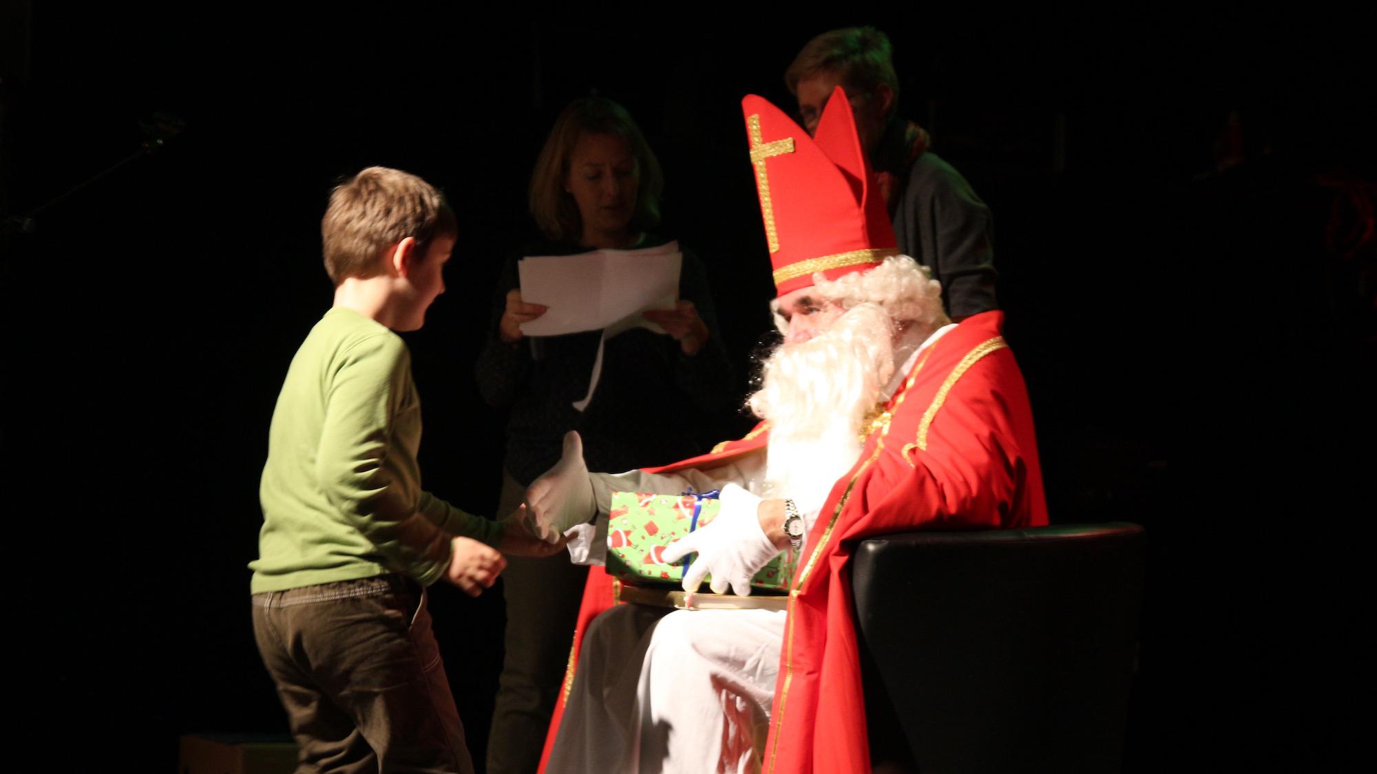 Zur Tradition in Deutschland gehört der „liebe, gute Nikolaus“, der Geschenke bringt. (c) PuKBSuS