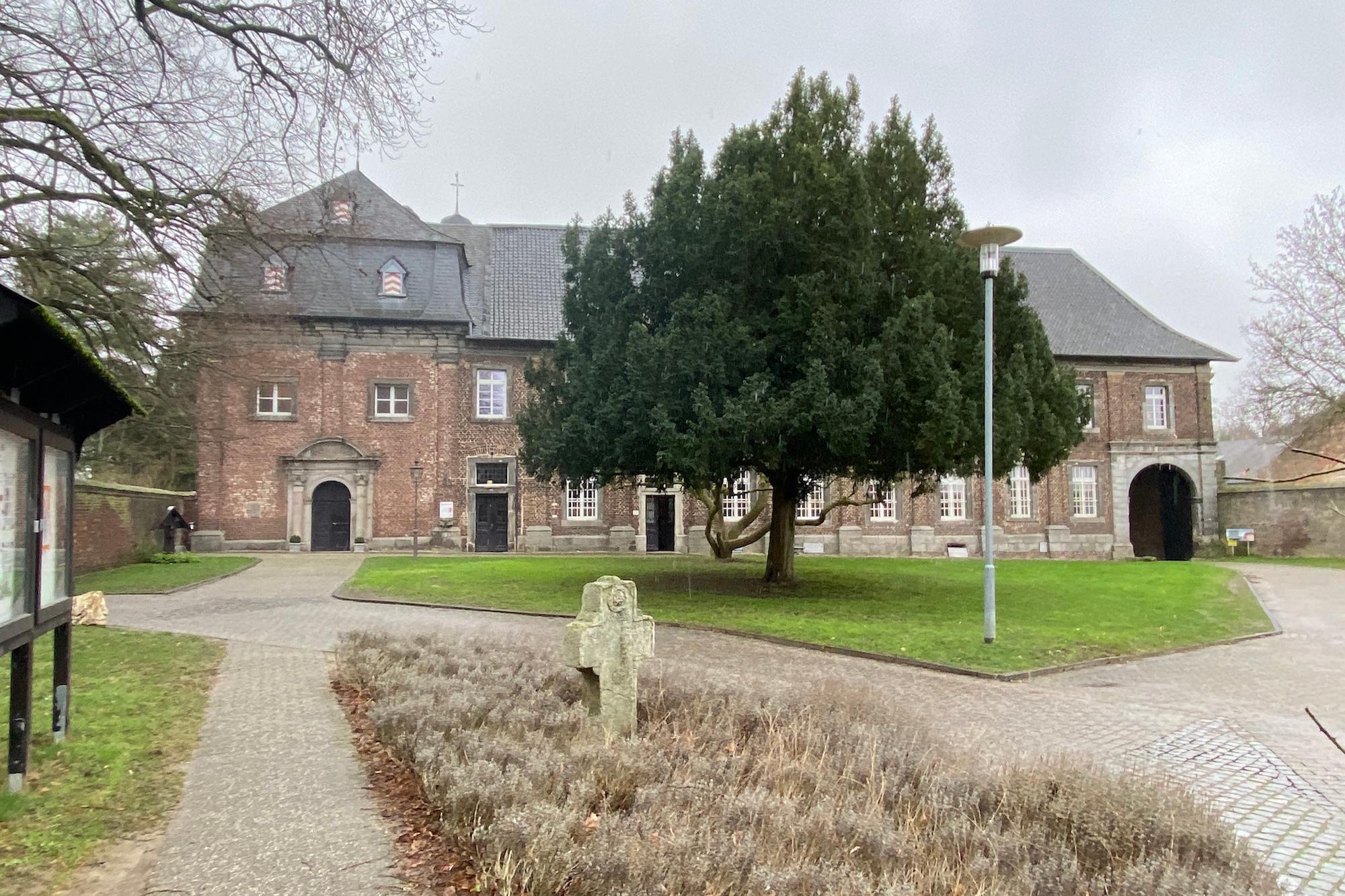 Ziegelmauerwerk mit Fenster- und Türrahmen aus Graphit und Sandstein: das Nikolauskloster.