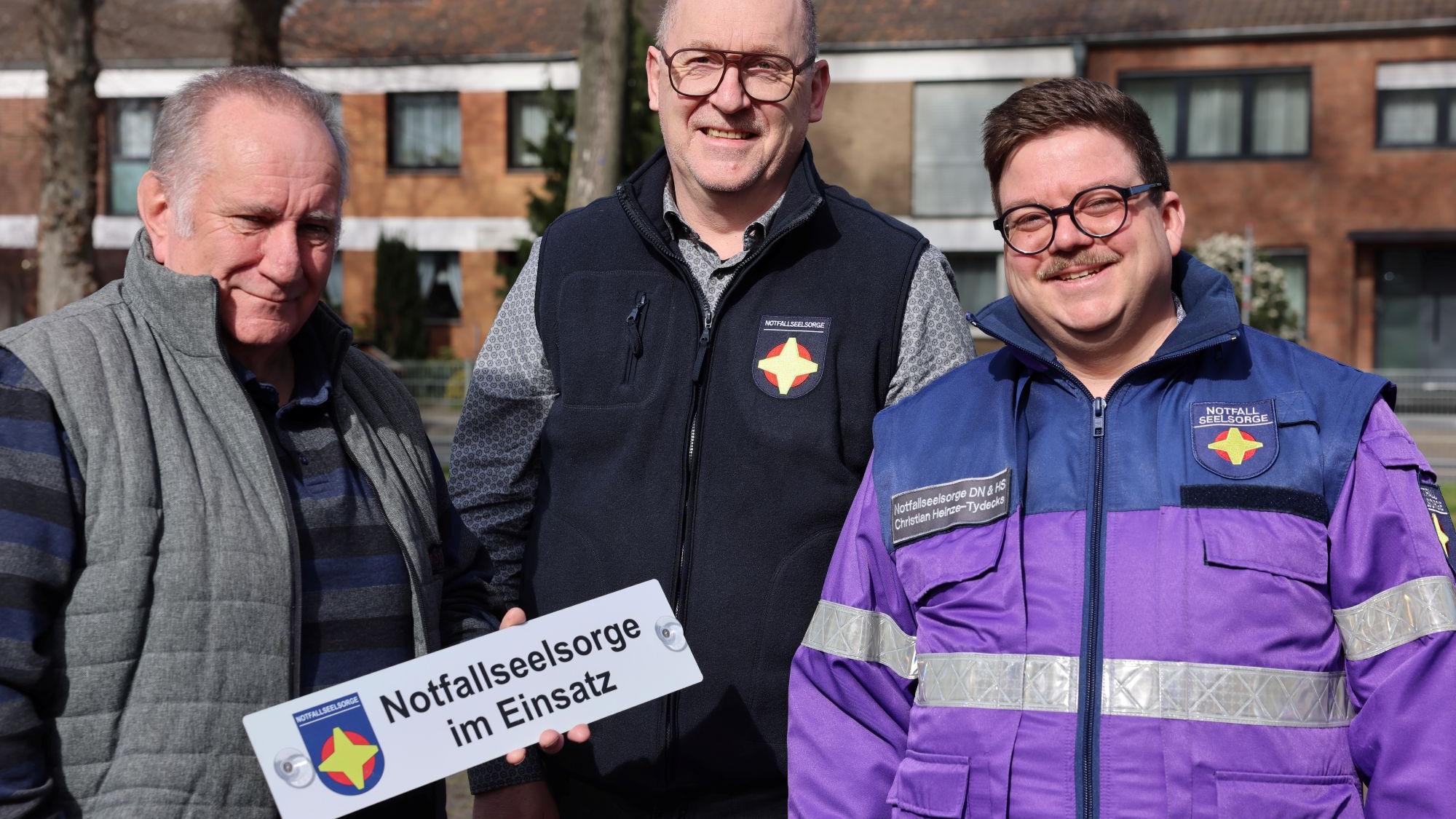 Gemeindereferent Achim Kück (von links), Bert Graff und Pastoralpsychologe Christian Heinze-Tydecks freuen sich über Verstärkung des Teams im Kreis Düren. (c) Stephan Johnen