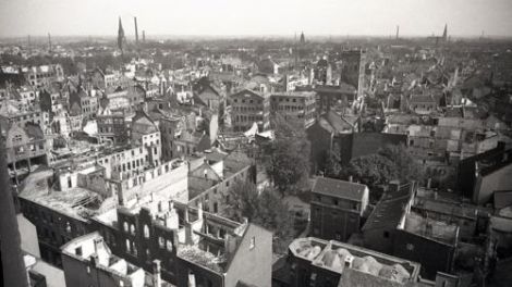 Krefeld war im Zweiten Weltkrieg 149 Mal von Luftangriffen betroffen. Der schwerste Angriff erfolgte im Juni 1943 und zerstörte die Innenstadt weitgehend. (c) Stadtarchiv Krefeld, Objektnummer 1299
