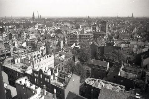 Krefeld war im Zweiten Weltkrieg 149 Mal von Luftangriffen betroffen. Der schwerste Angriff erfolgte im Juni 1943 und zerstörte die Innenstadt weitgehend.