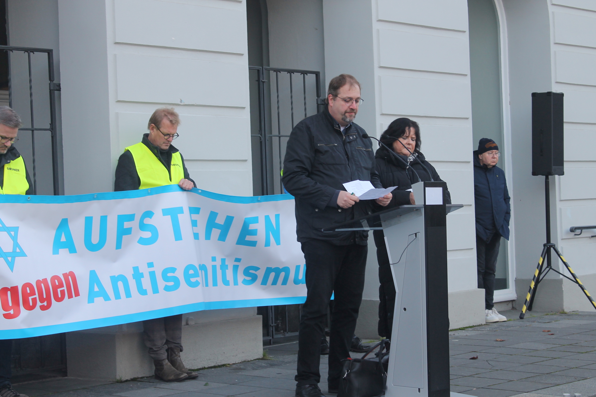 Auch das gehört dazu: Pfarrer Thorsten Obst bei einer Kundgebung gegen Antisemitismus in Krefeld. (c) Kathrin Albrecht