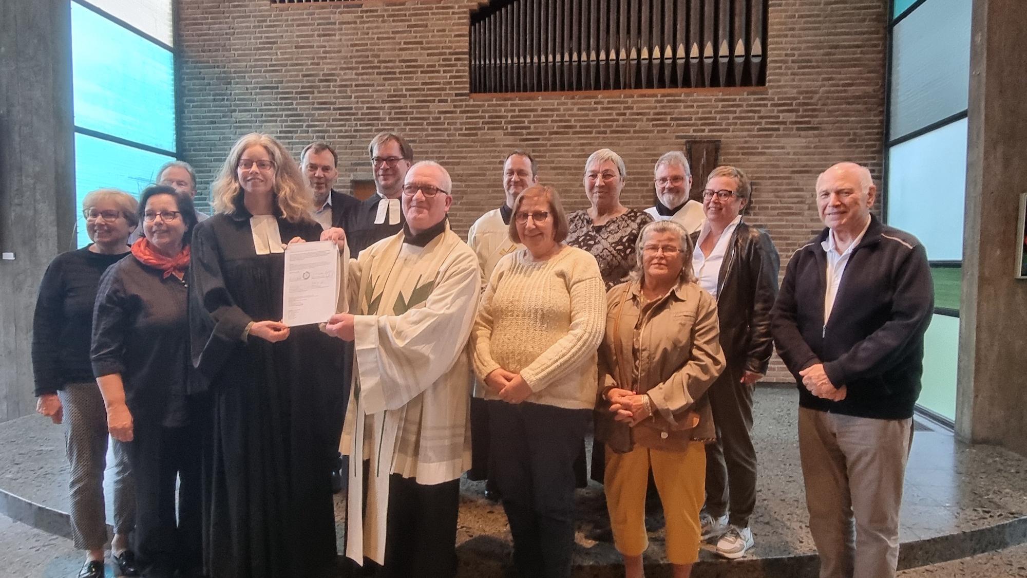 Es ist vollbracht: Nach intensiver Vorarbeit haben die katholische Pfarrei Maria Frieden und die evangelische Kirchengemeinde Krefeld-Süd eine Rahmenvereinbarung für eine ökumenische Partnerschaft unterzeichnet. (c) Christine Grünhoff/evangelische Kirchengemeinde Krefeld Süd