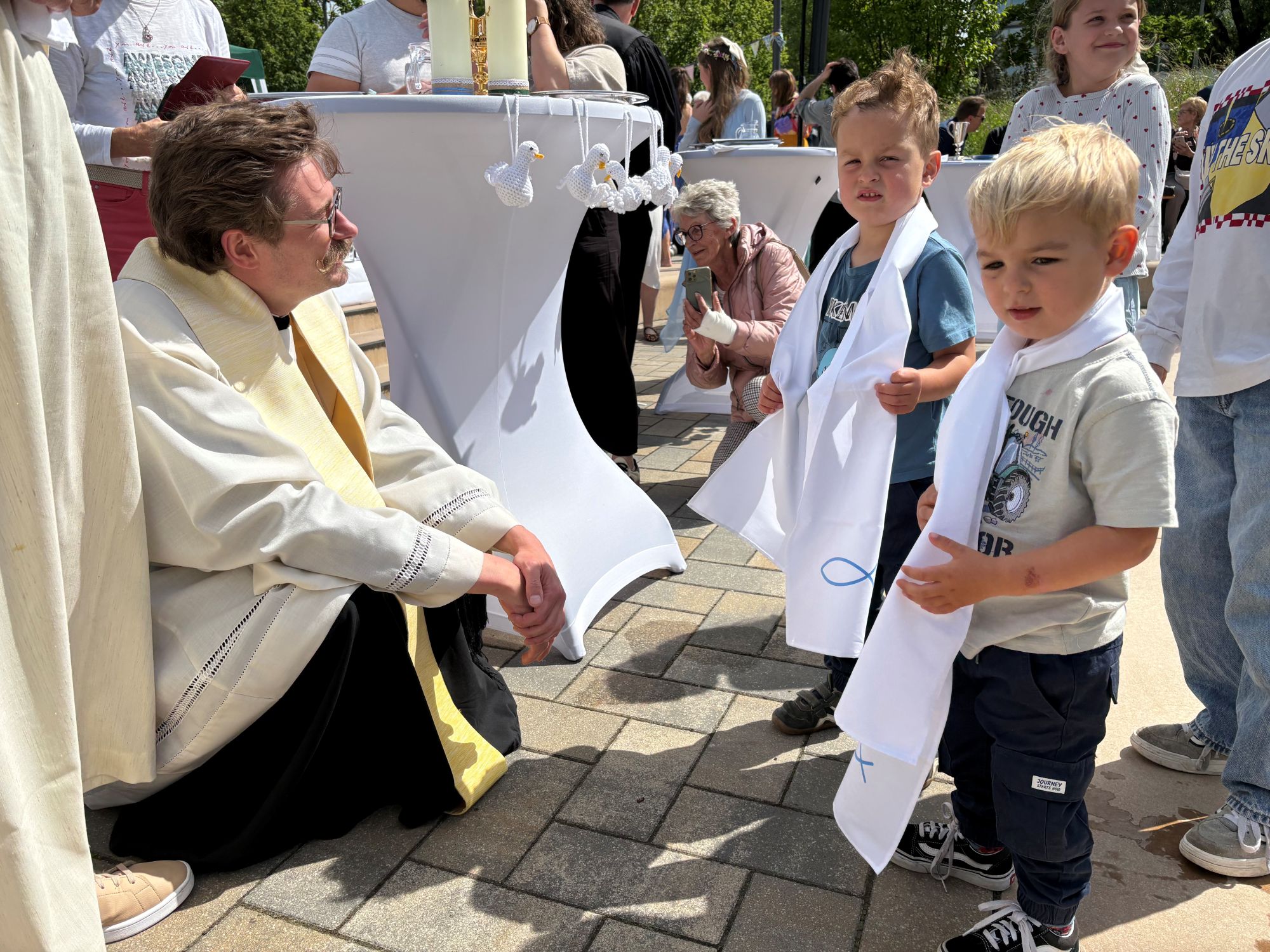Christoph Glanz spricht mit Oskar und seinem Bruder Emil (r.) (c) Garnet Manecke