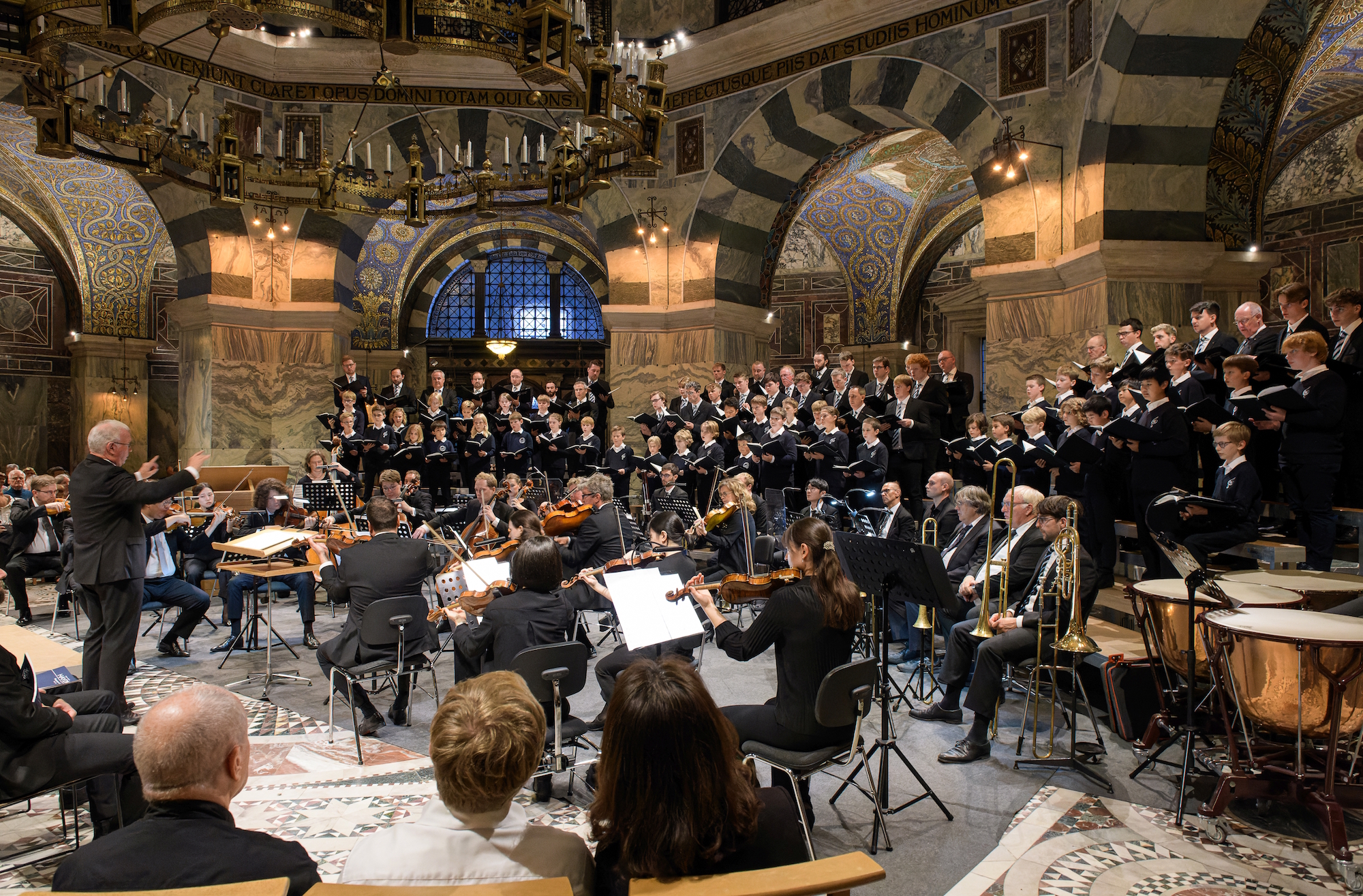 Das Zusammenspiel von Domchor, städtischem Sinfonieorchester und namhaften Solistinnen und Solisten ist ein immer wieder faszinierender Hochgenuss. (c) Domkapitel Aachen