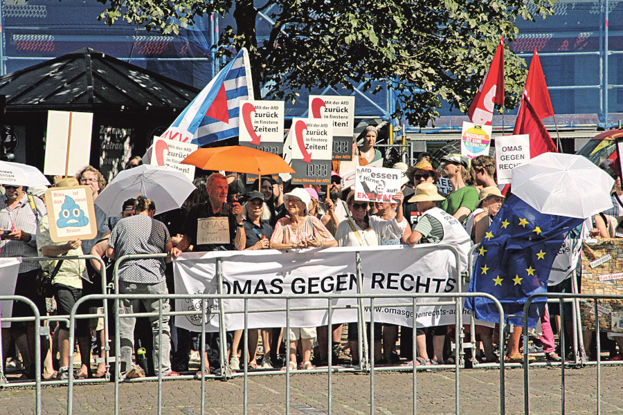 Zeichen setzen gegen Rassismus und Antisemitismus: Die „Omas gegen rechts“ zeigen Gesicht. (c) Michael Klarmann