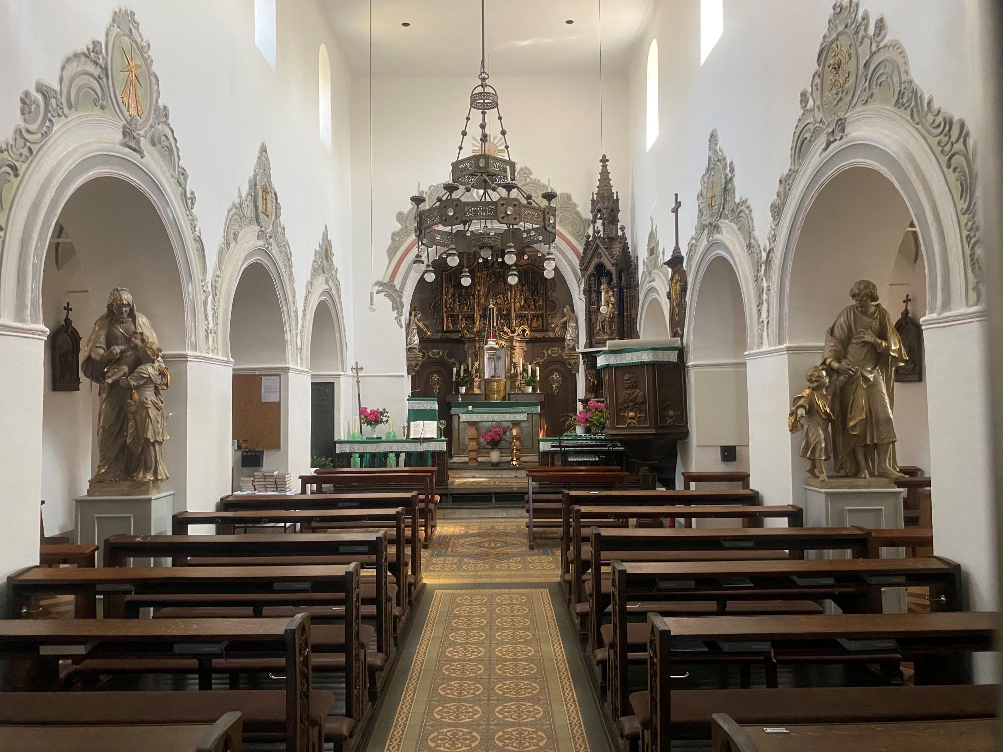 Die Kirche St. Maria Himmelfahrt ist das Zentrum der Ophovener Oktavwoche im September. Sie beginnt mit der Marientracht. Das Gnadenbild mit der Marienfigur wird dann durch das Dorf getragen. (c) Garnet Manecke