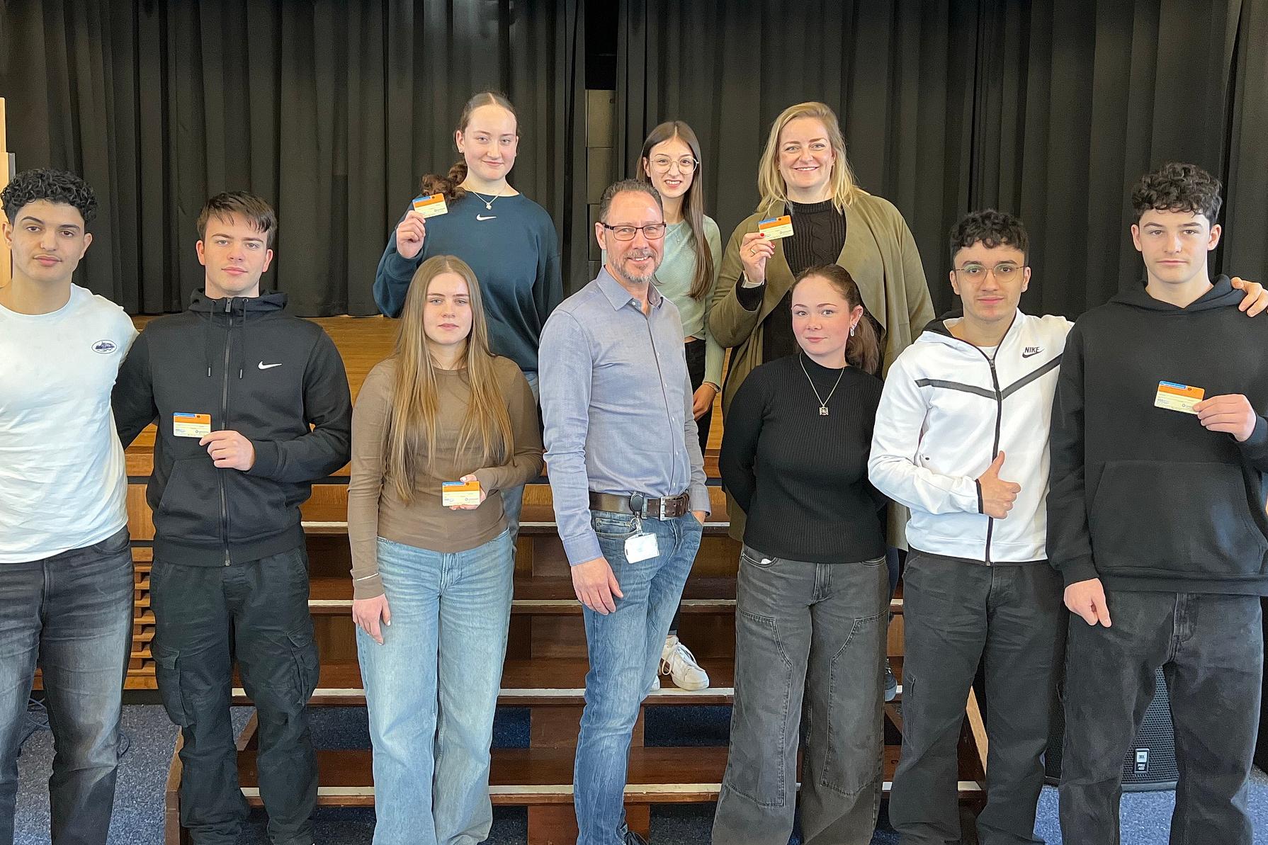 Schülerinnen und Schüler des Religionskurses organisierten ein Hearing über die Organspende mit ihrer Lehrerin Eva Bruns. In der Mitte: Dr. Dirk Schedler von der Uniklinik Köln.