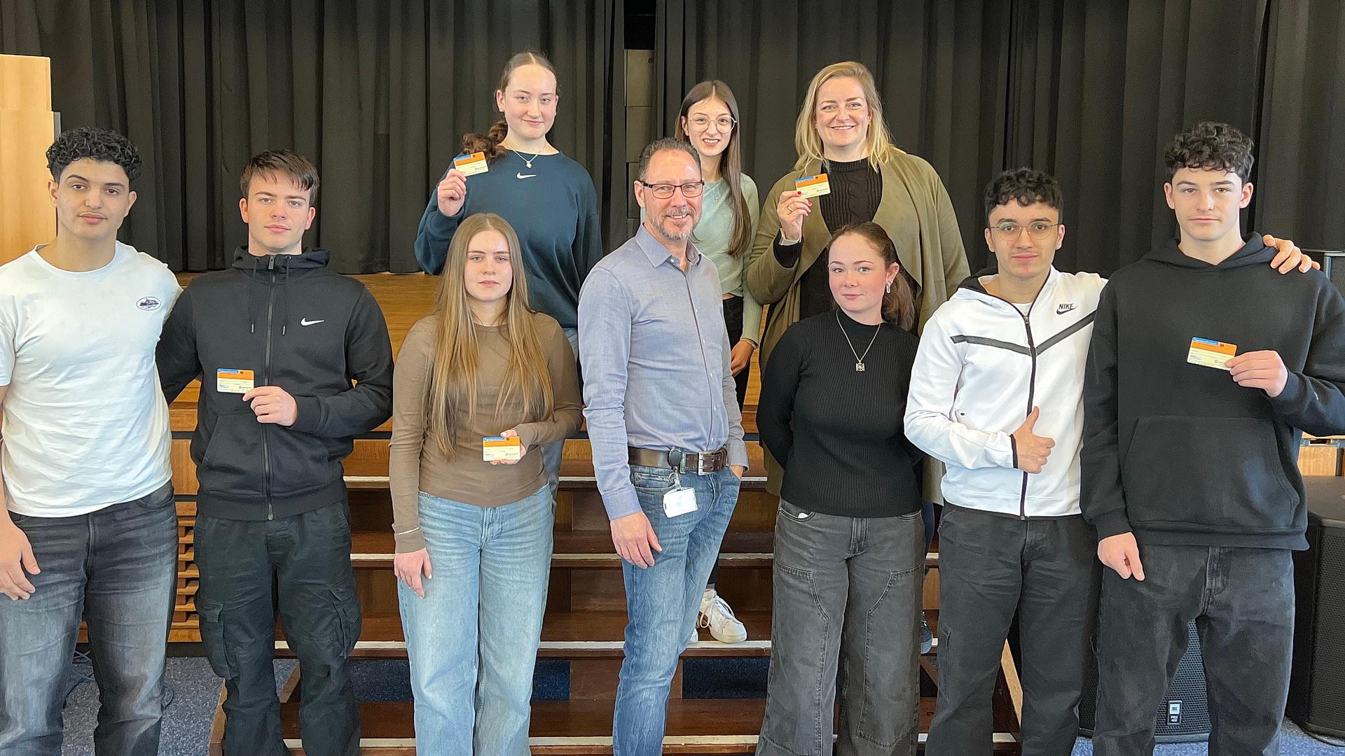 Schülerinnen und Schüler des Religionskurses organisierten ein Hearing über die Organspende mit ihrer Lehrerin Eva Bruns. In der Mitte: Dr. Dirk Schedler von der Uniklinik Köln. (c) Josef Brossette/pp/Agentur ProfiPress
