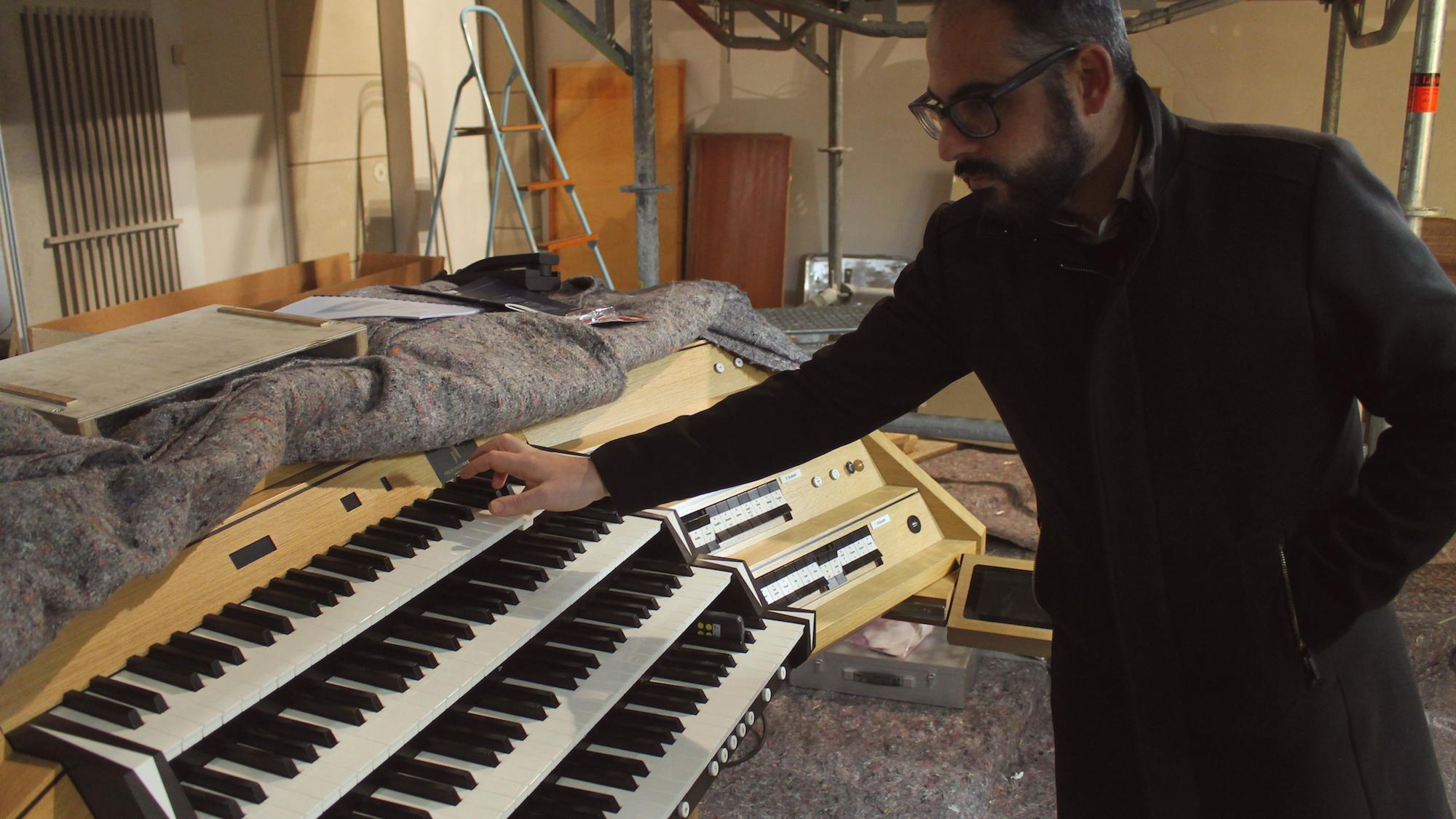Giovanni Solinas, Kirchenmusiker in der GdG Viersen-Dülken, versucht schon einmal probeweise einen Akkord auf dem neuen Spieltisch. (c) Kathrin Albrecht