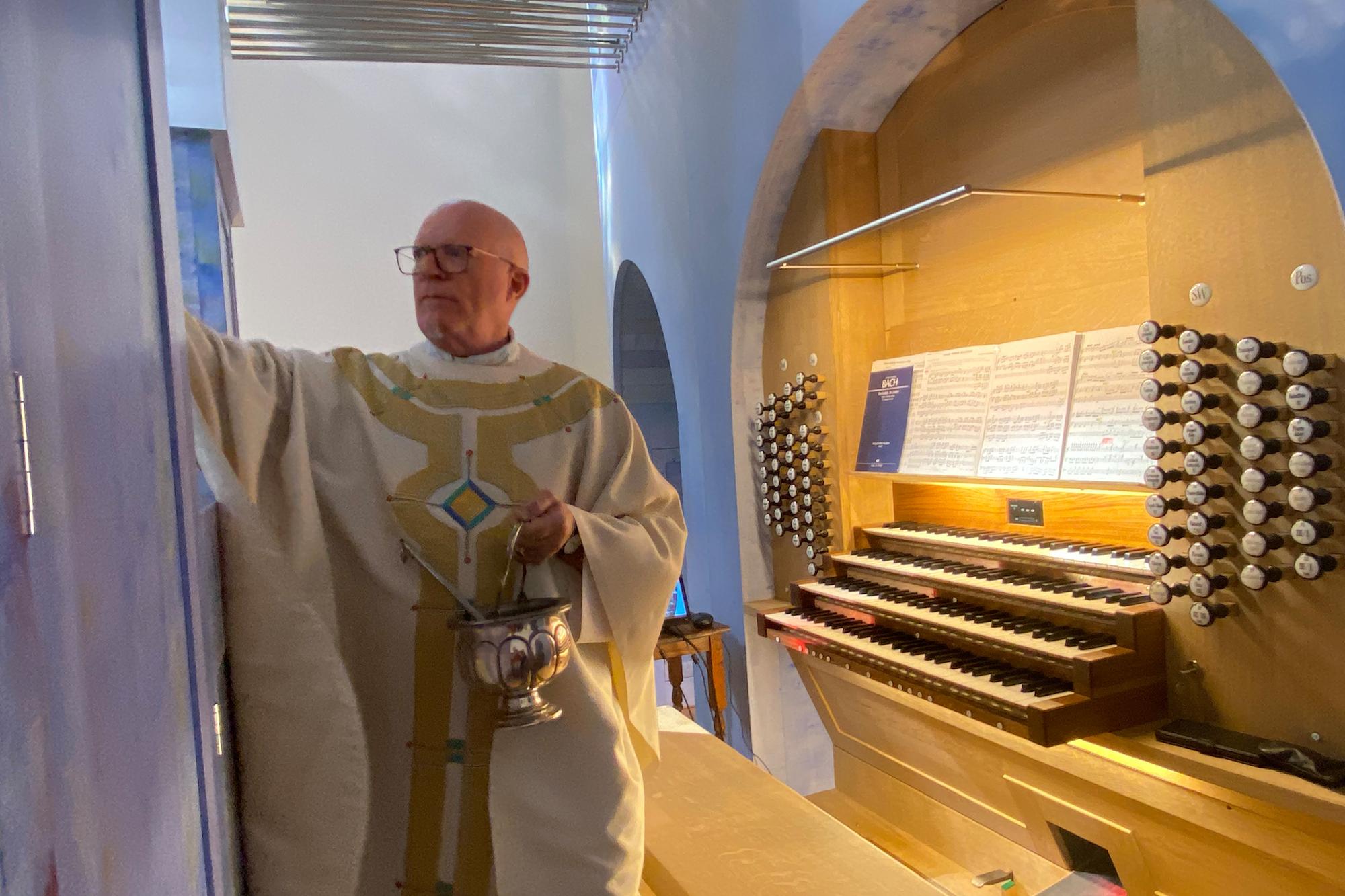 Ein großer Moment: Pfarrer Werner Rombach weiht die neue Scholz-Orgel in Erkelenz..