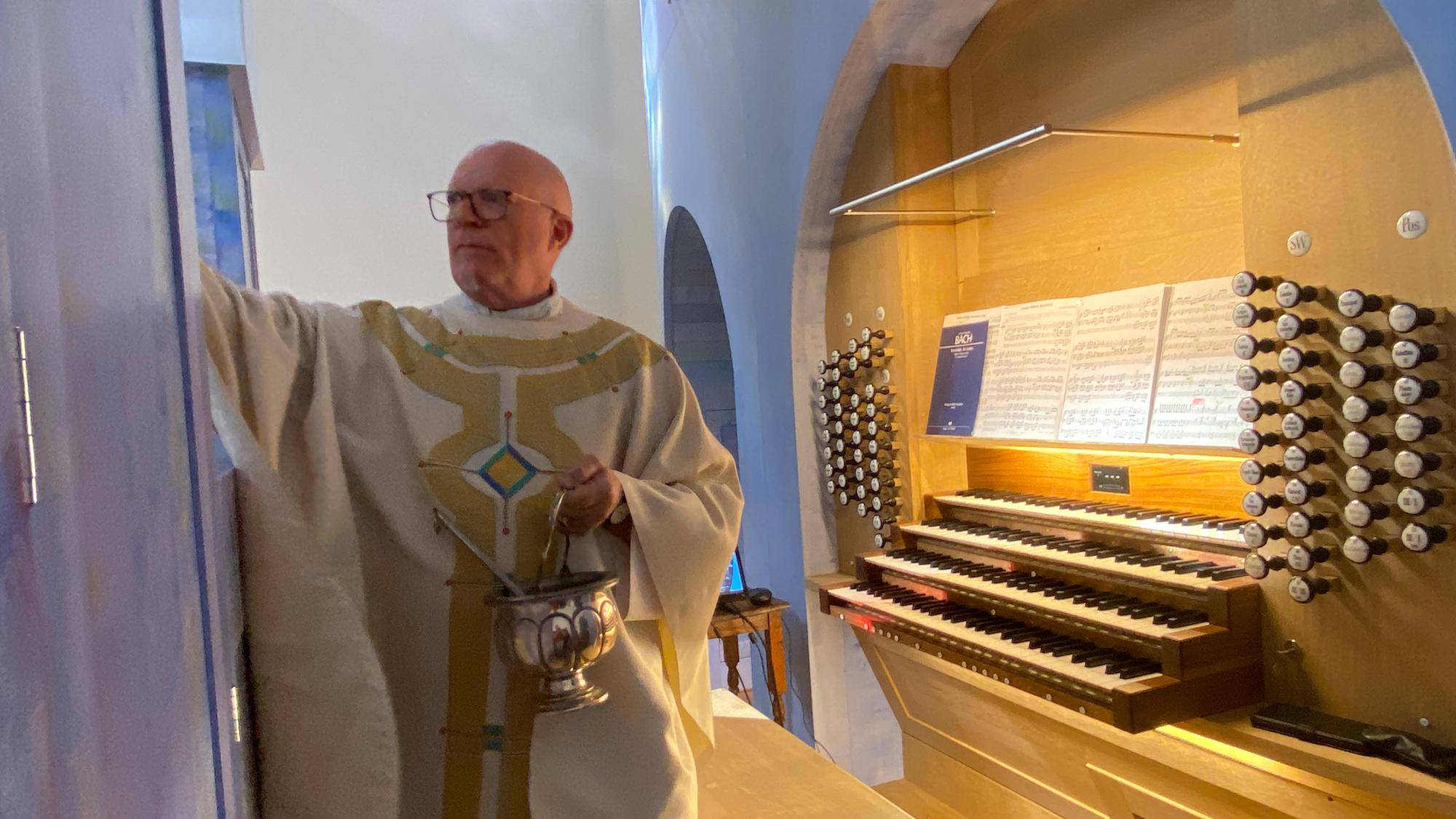 Ein großer Moment: Pfarrer Werner Rombach weiht die neue Scholz-Orgel in Erkelenz.. (c) Garnet Manecke