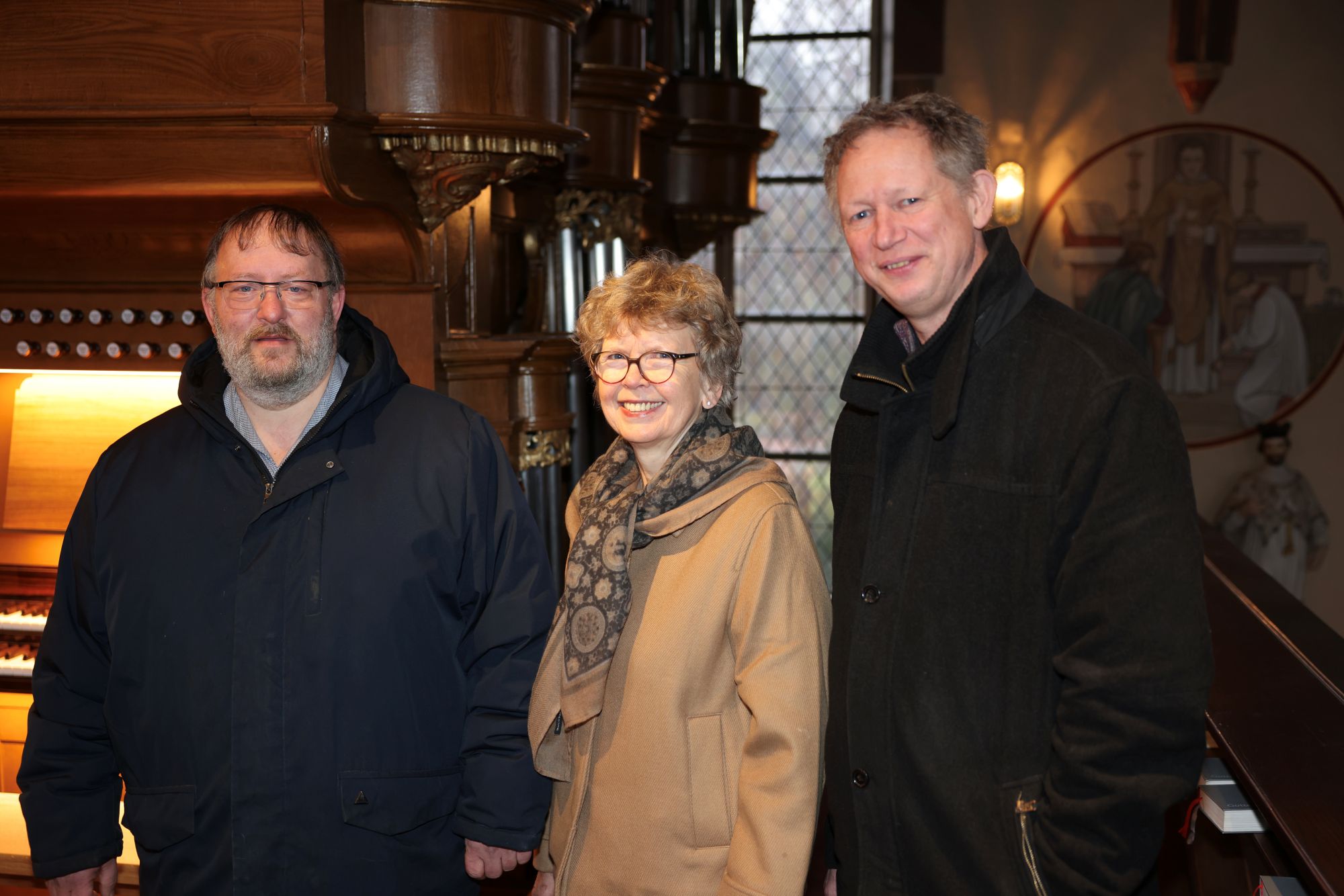 Thomas Offergeld, verantwortlicher Kirchenmusiker im Pastoralen Raum, und Dr. Hiltrud Liedgens (Verein Heilig Kreuz Hasselsweiler) wollen eine Orgel-Reihe etablieren. Bernd Godemann freut sich, dass die Orgel aus dem Dornröschenschlaf geweckt wurde. (c) Stephan Johnen