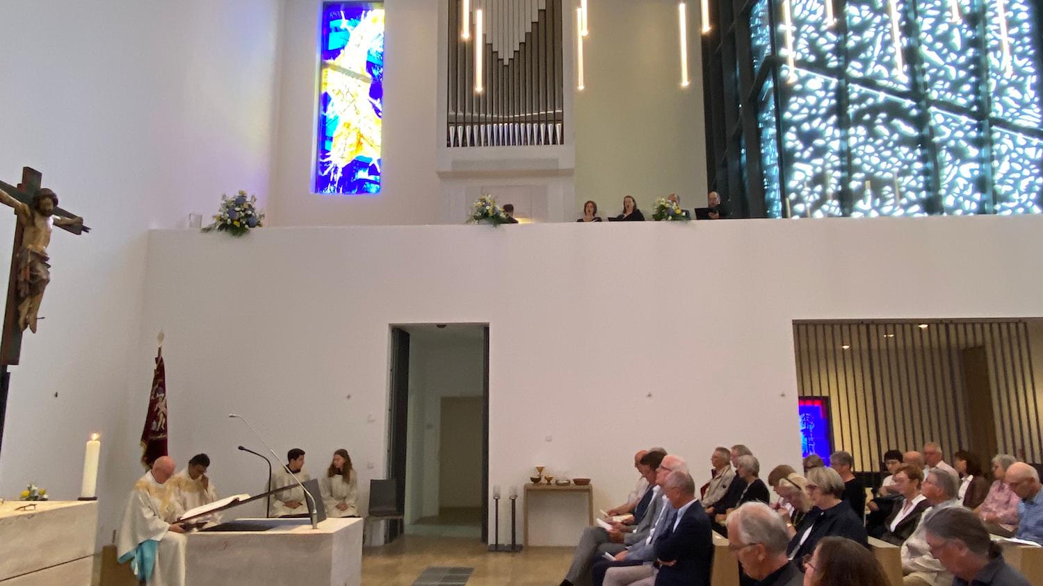 Die Gottesdienstbesucher können die Orgel sehen. (c) Garnet Manecke