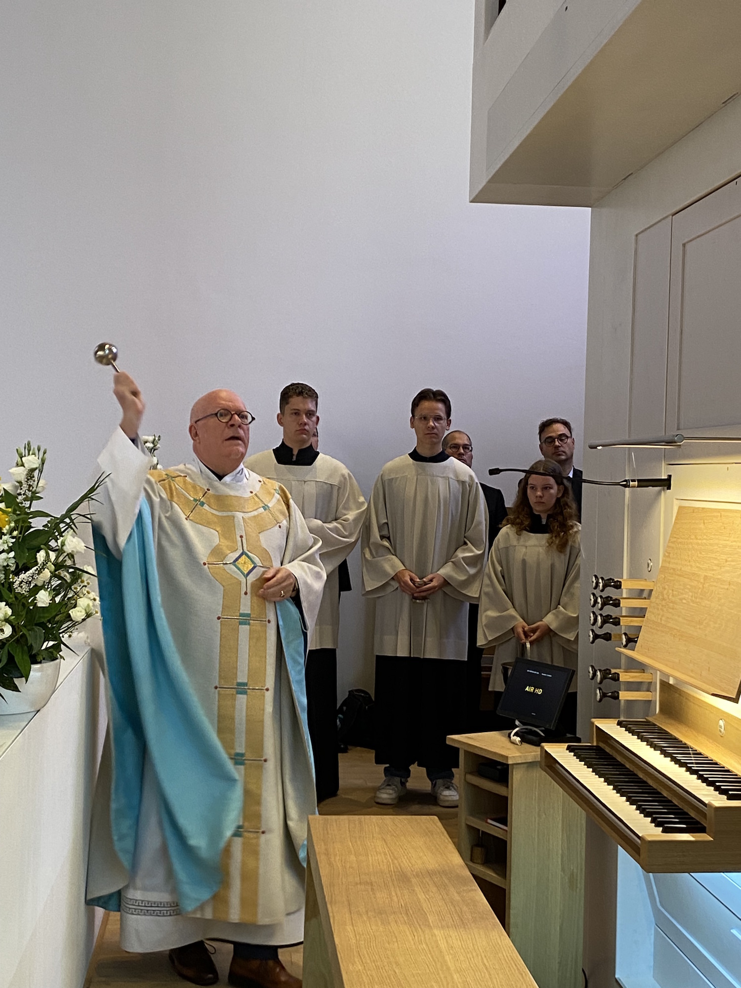 Zwei Jahre nach der Einweihung der Kapelle konnte Pfarrer Werner Rombach die Orgel weihen. (c) Garnet Manecke