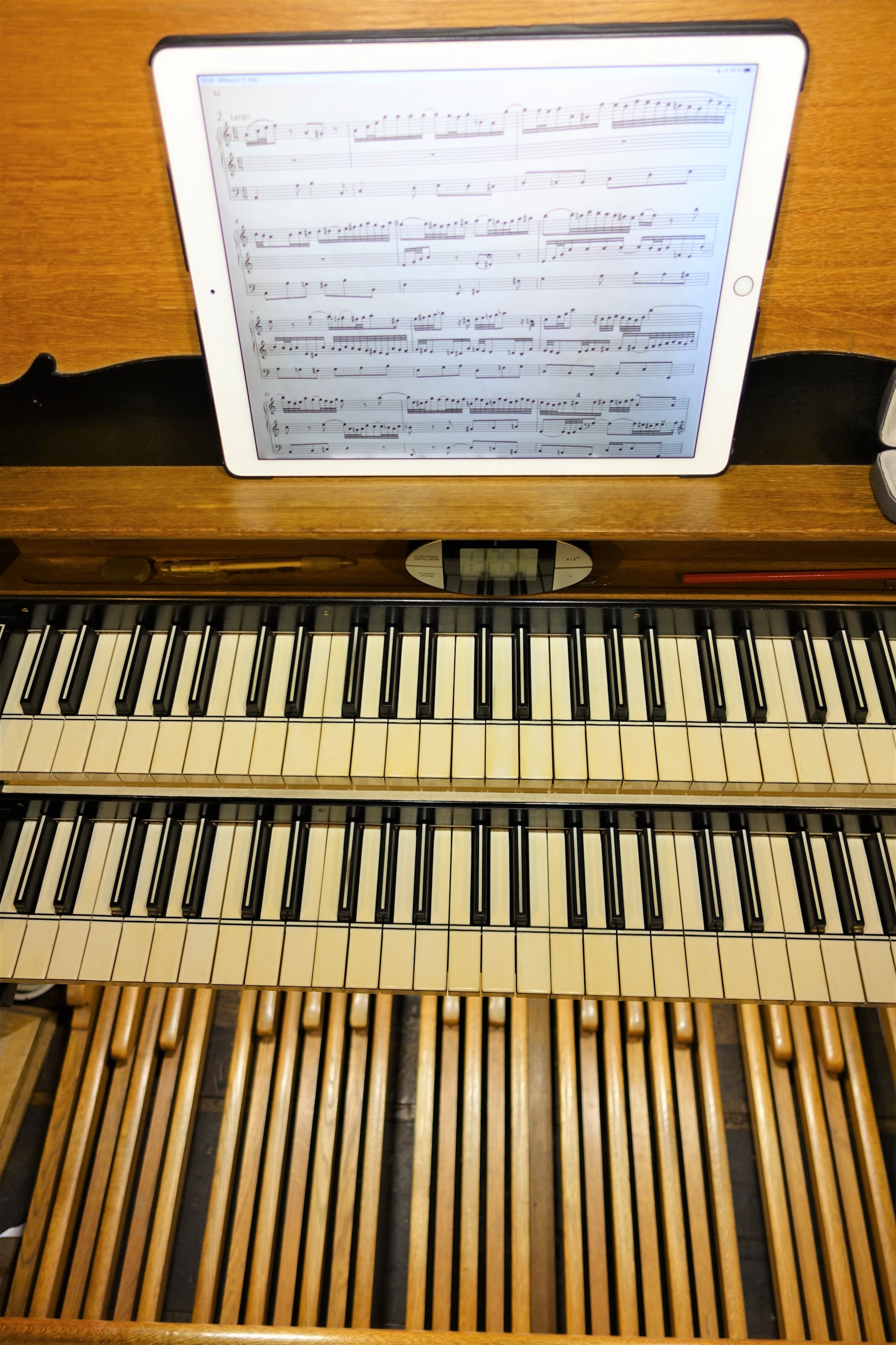 Orgel-Stillleben mit Tablet – das gehört für Andreas Warler heute dazu. (c) Andreas Drouve