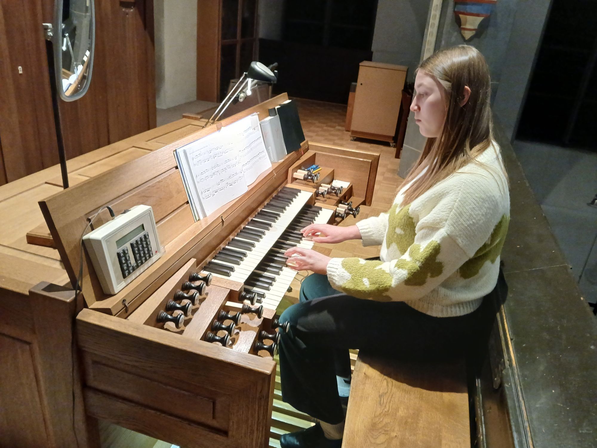 Nicht nur ein musikalisches Talent: Wann immer sie möchte, kann Isabel Alpmann auf der Kirchenorgel von St. Hubertus Roetgen spielen. (c) Berthold Strauch
