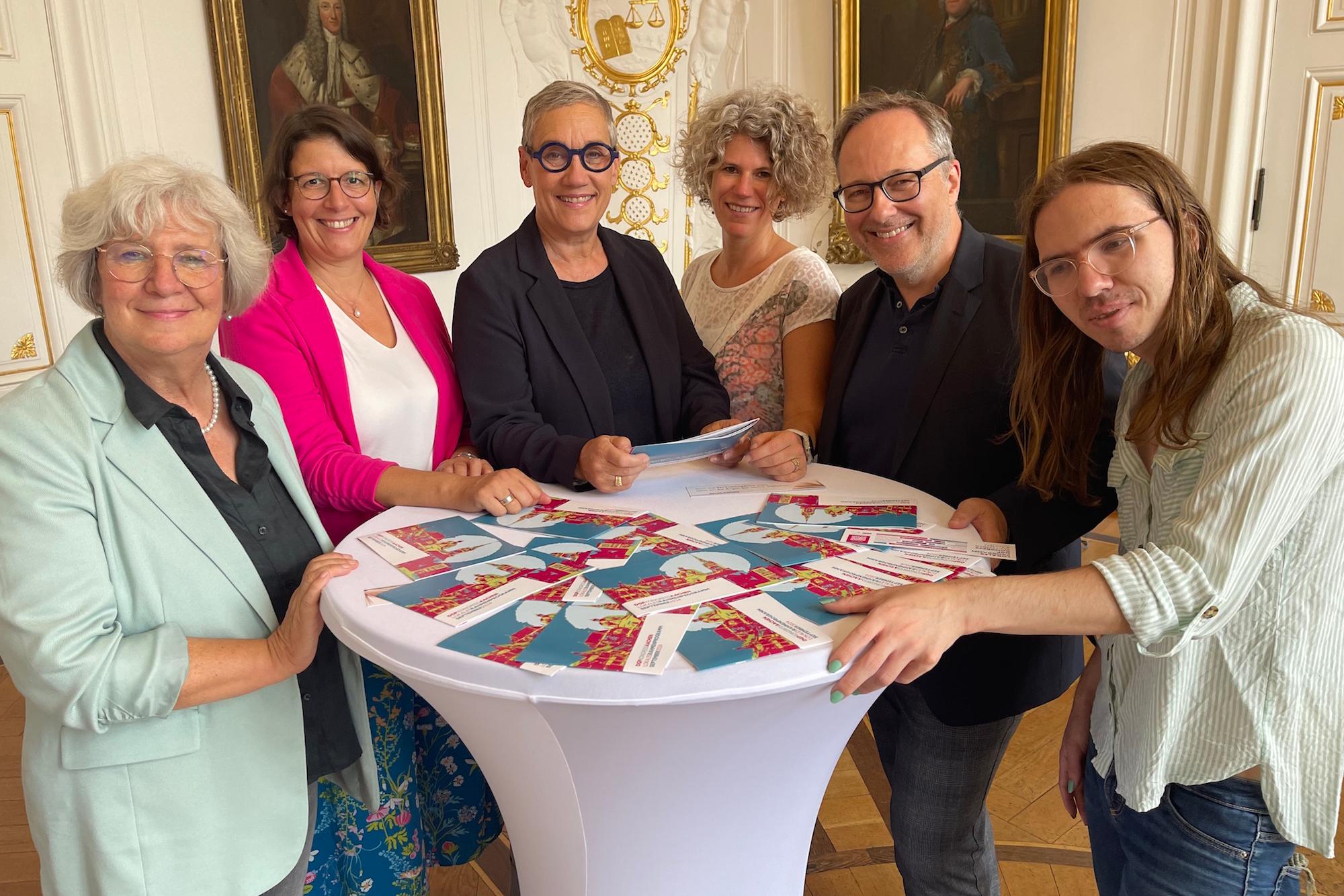 Wollen das Thema Tod aus der Tabuzone holen: Veronika Schönhofer-Nellessen, Iris Appelmann, Oberbürgermeisterin Sibylle Keupen (Schirmherrin) Mareike Hümmerich, Roman Rolke und Sven Ollig (Apollo Kino) (v.l.).