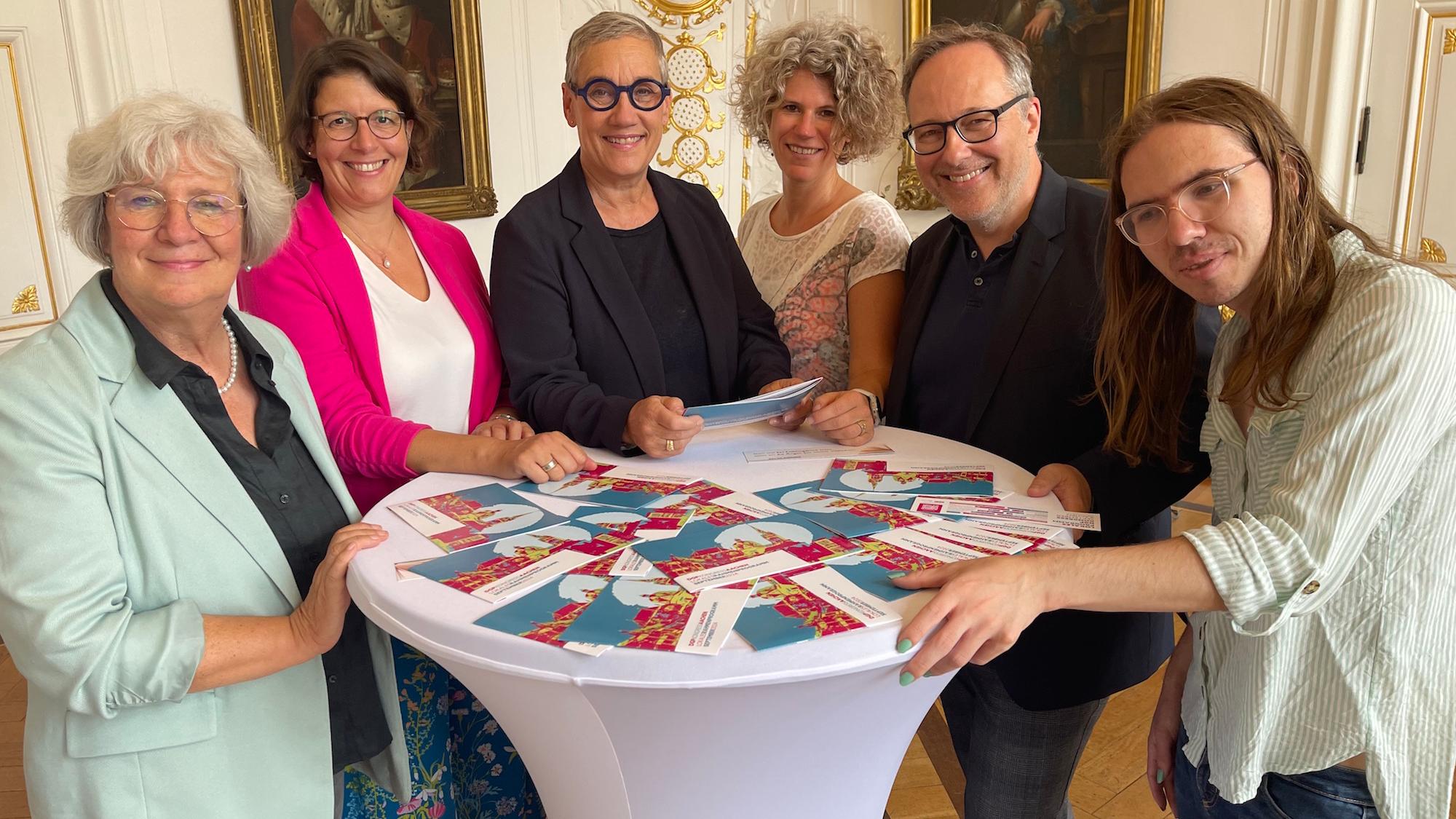 Wollen das Thema Tod aus der Tabuzone holen: Veronika Schönhofer-Nellessen, Iris Appelmann, Oberbürgermeisterin Sibylle Keupen (Schirmherrin) Mareike Hümmerich, Roman Rolke und Sven Ollig (Apollo Kino) (v.l.). (c) Anja Klingbeil