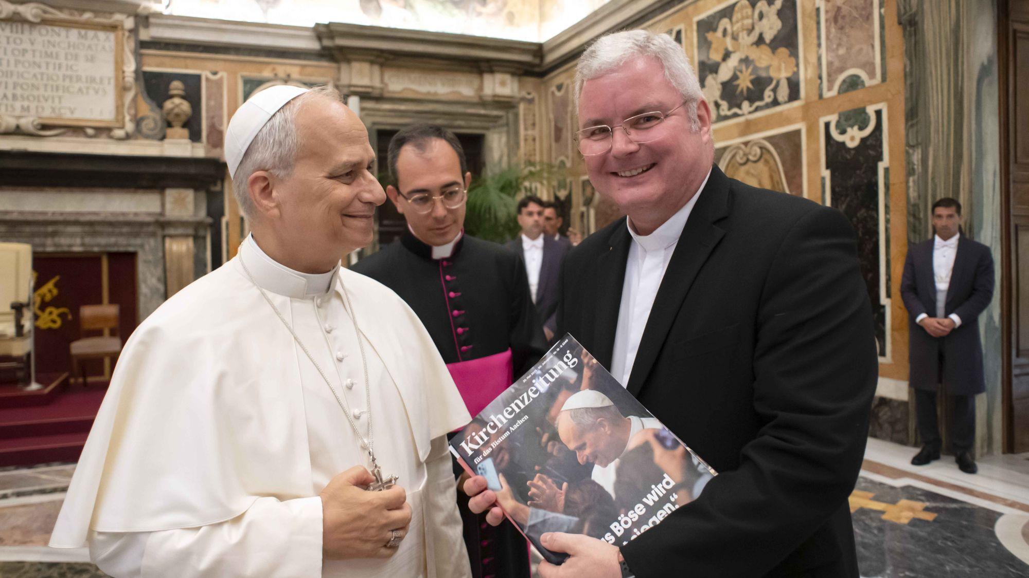 Strahlen um die Wette: Papst Leo XIV. und Generalvikar Jan Nienkerke.  Er brachte dem Heiligen Vater natürlich auch Exemplare der  Kirchenzeitung für das  Bistum Aachen mit. (c) Vatican Media