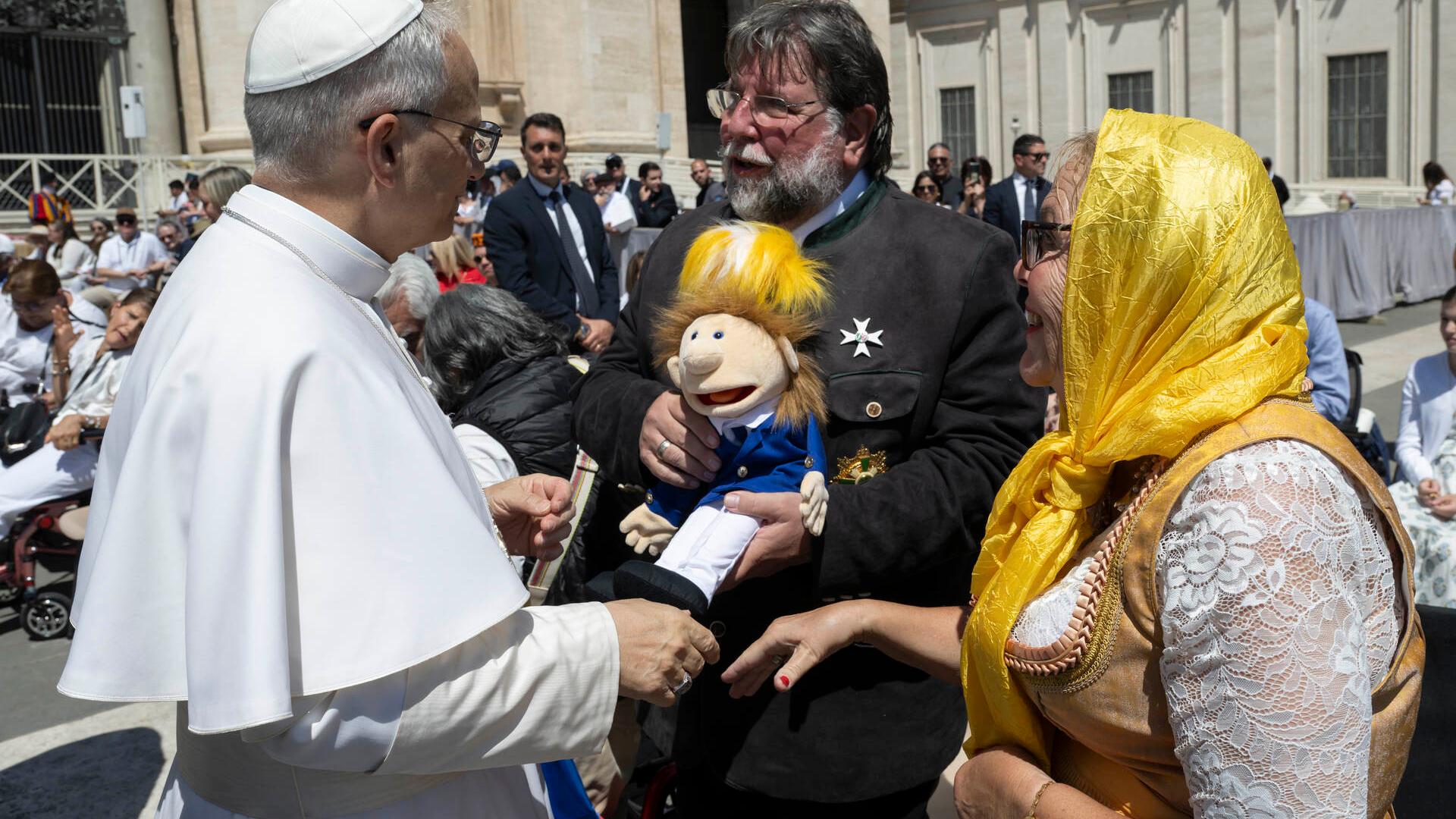 Papst Leo XIV. bekam von Horst Thoren und seiner Frau Grundhild einen Schützen-Willi in der Uniform der Europa-Schützen geschenkt. (c) Vatican