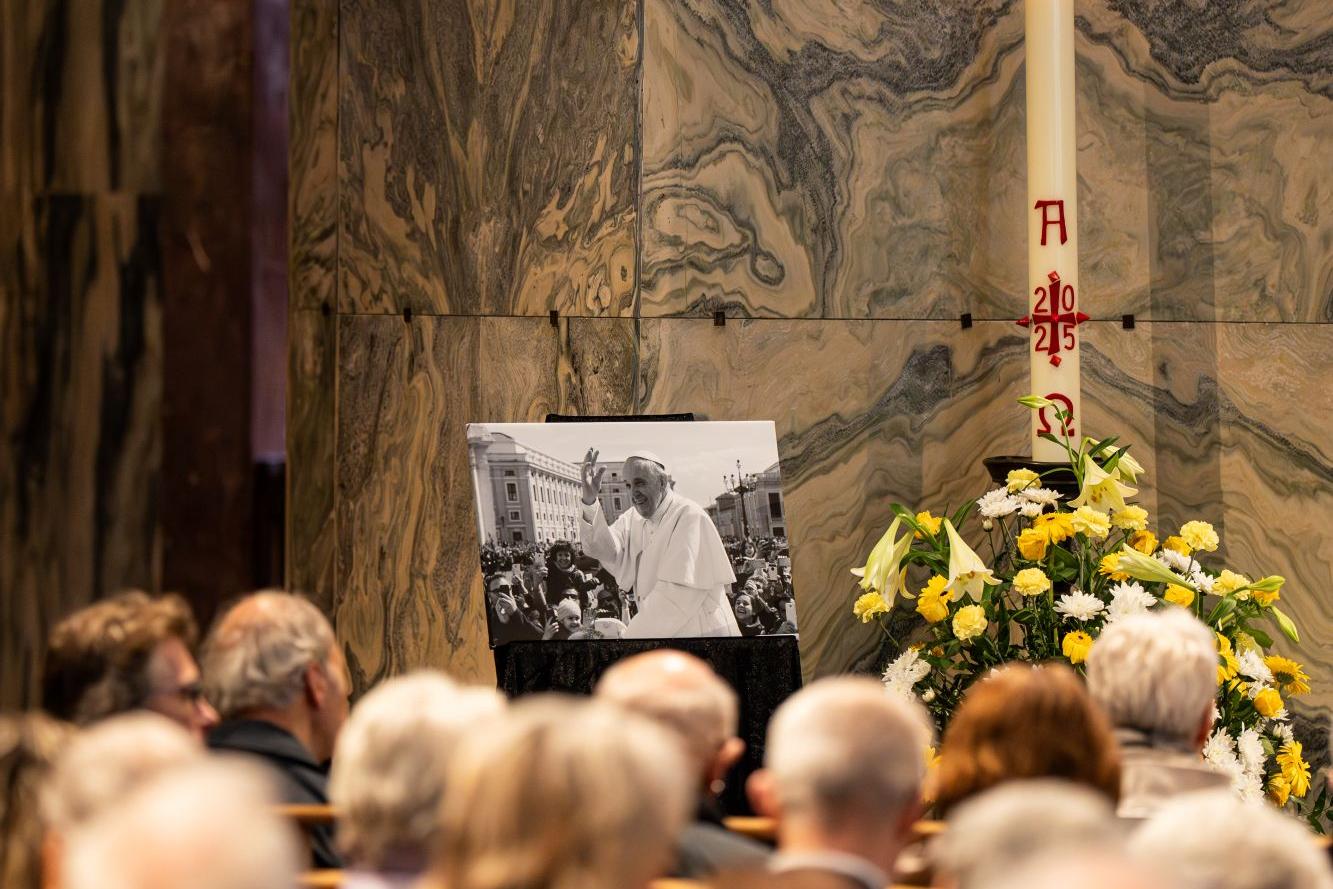 Seine letzte Ruhestätte fand Papst Franziskus in der römischen Basilika Santa Maria Maggiore. Auch im Aachener Dom nahmen zahlreiche Menschen von ihm Abschied.