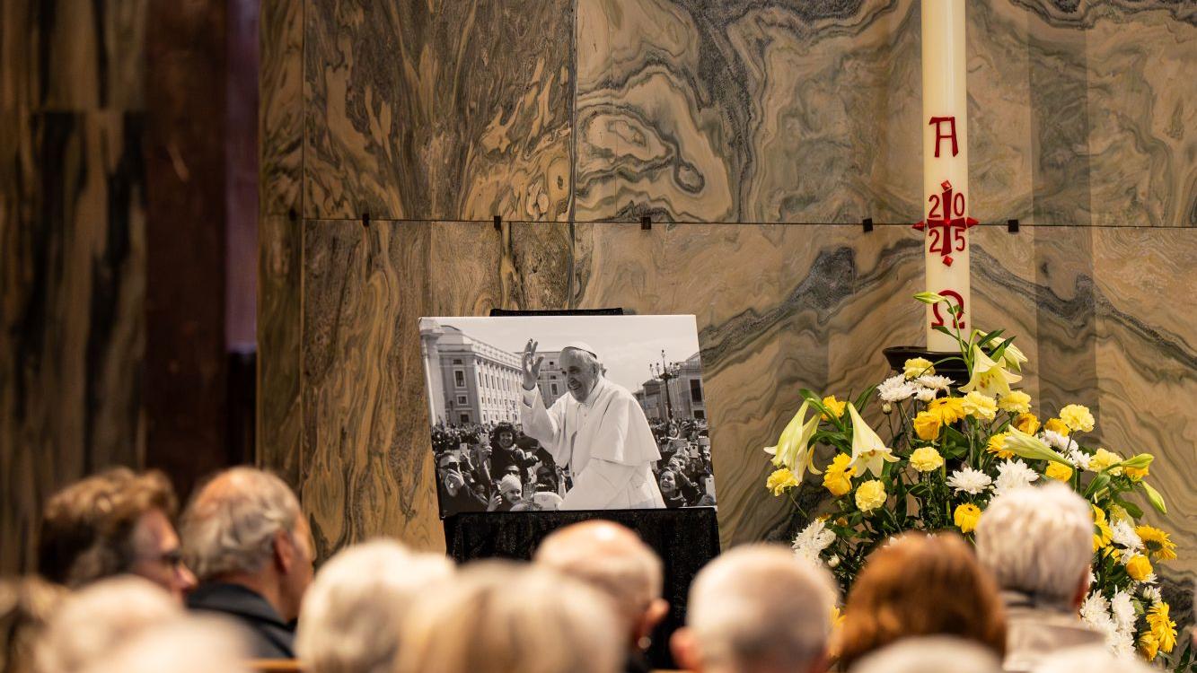 Seine letzte Ruhestätte fand Papst Franziskus in der römischen Basilika Santa Maria Maggiore. Auch im Aachener Dom nahmen zahlreiche Menschen von ihm Abschied. (c) Bistum Aachen/Christian van t'Hoen