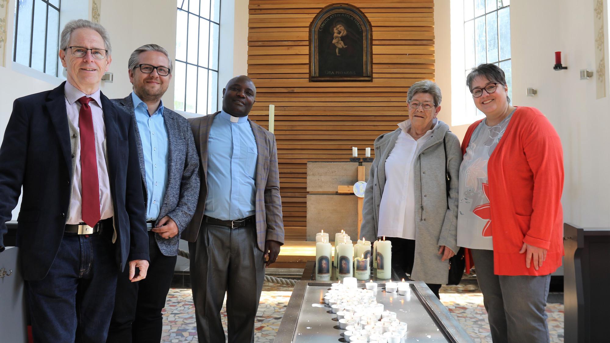 Father Method Msanga besprach mit Hedi Becker (r.), Adam Lischka (2. v. l.), Thomas Tönneßen  l.) und Brigitte Carpagne Ideen und Projekte. (c) Stephan Johnen