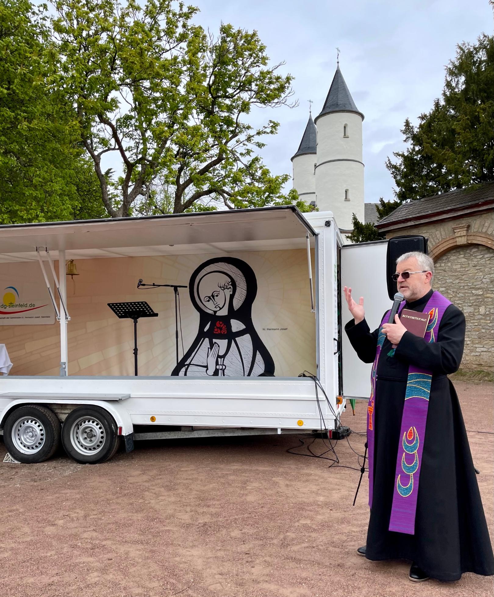 Pfarrer und Ideengeber Pater Wieslaw Kaczor vor der Basilika Steinfeld bei der Erprobung. (c) Gudrun Klinkhammer