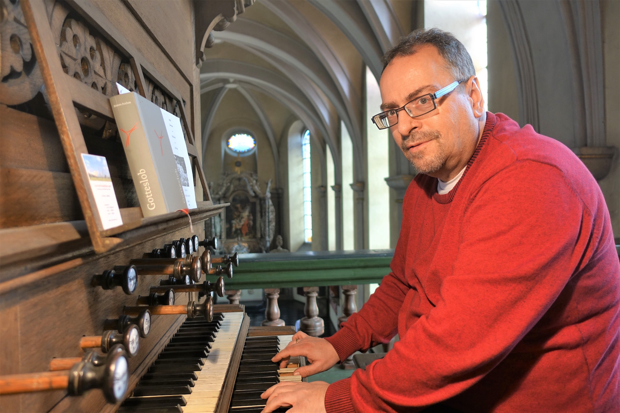 Organist Peter Mellentin an der historischen Orgel von 1879. (c) Andreas Drouve