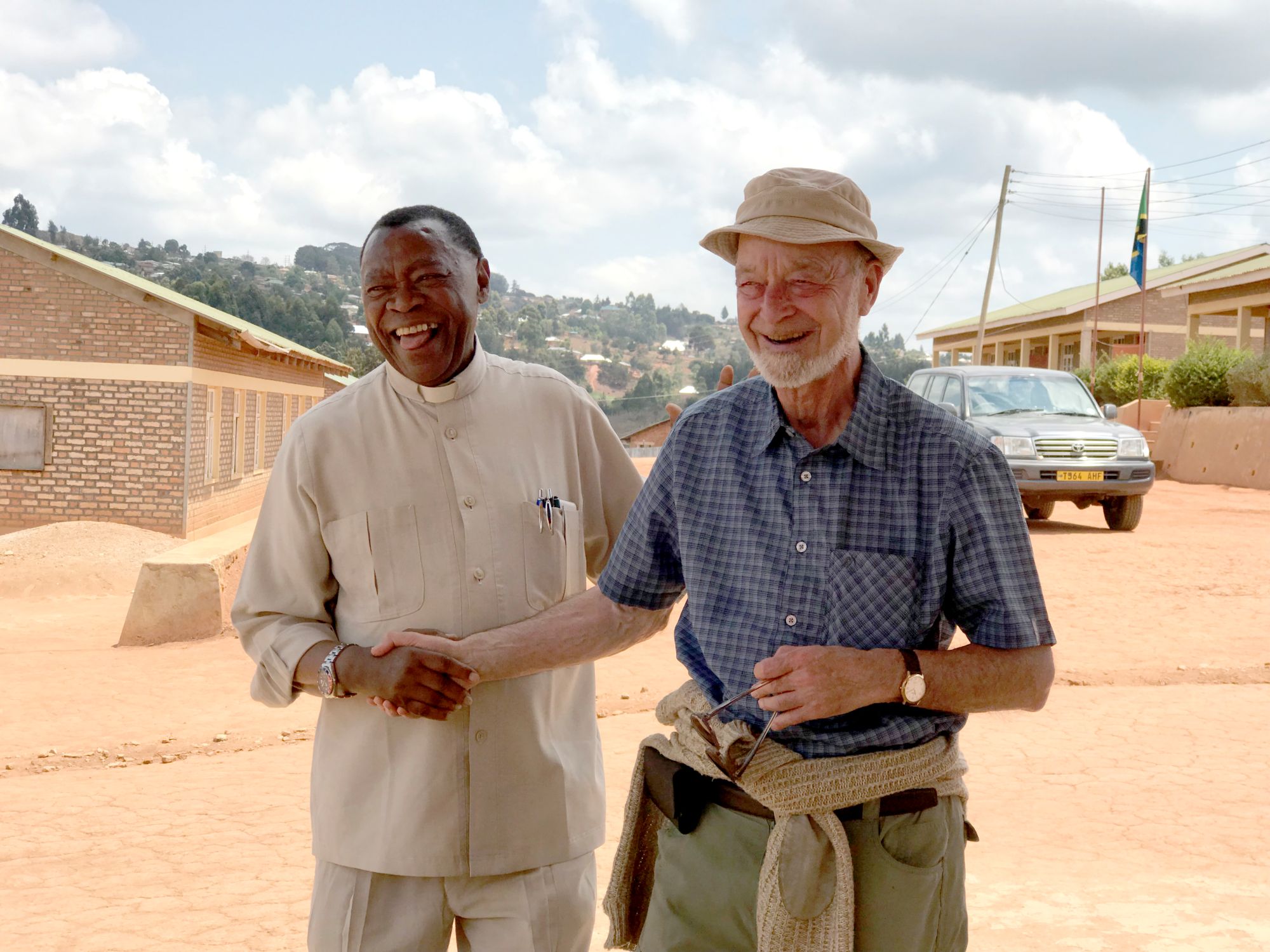 Pfarrer Peter Wella und Alfred Bergrath (r.) in Mavanga. (c) Förderverein