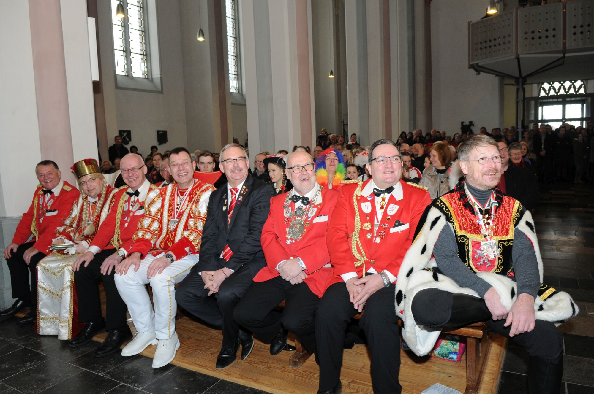 Mittendrin statt nur dabei: Das Heinsberger Dreigestirn bei einem besonderen Gottesdienst. (c) Garnet Manecke