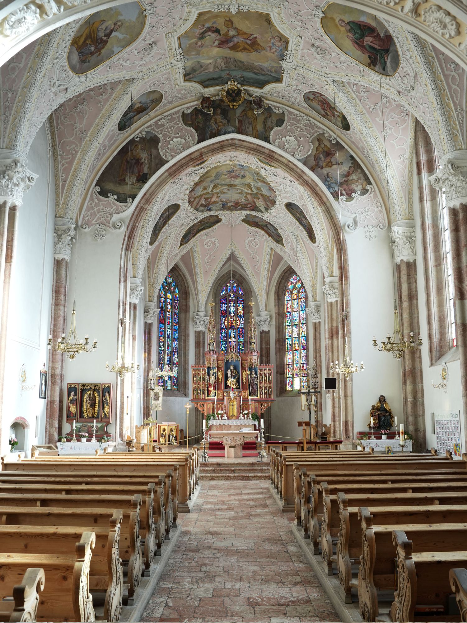 Langhaus der katholischen Pfarrkirche hl. Wolfgang in Jenbach, Blick zum Chor. (c) picture alliance/SZ Photo