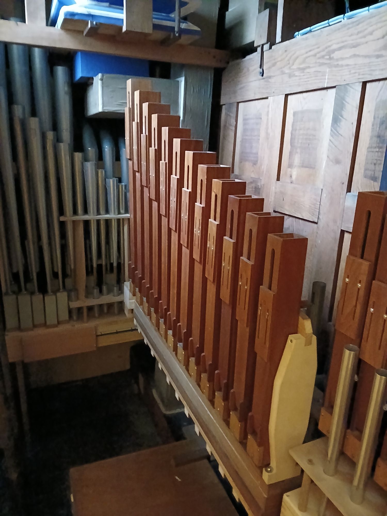 Aus metallenen und hölzernen Elementen besteht die Orgel. (c) Berthold Strauch