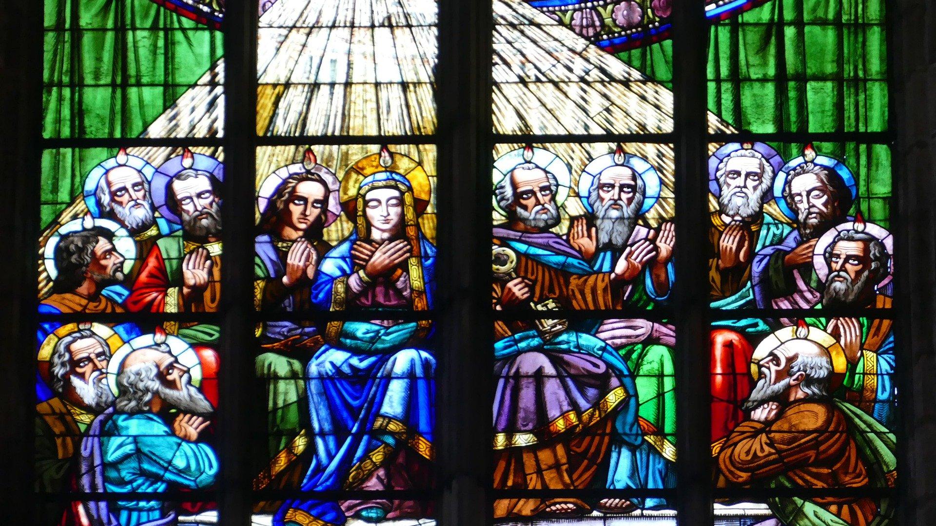 Pingstdarstellung in einem Glasfenster einer Kirche in Barcelona. (c) www.pixabay.com