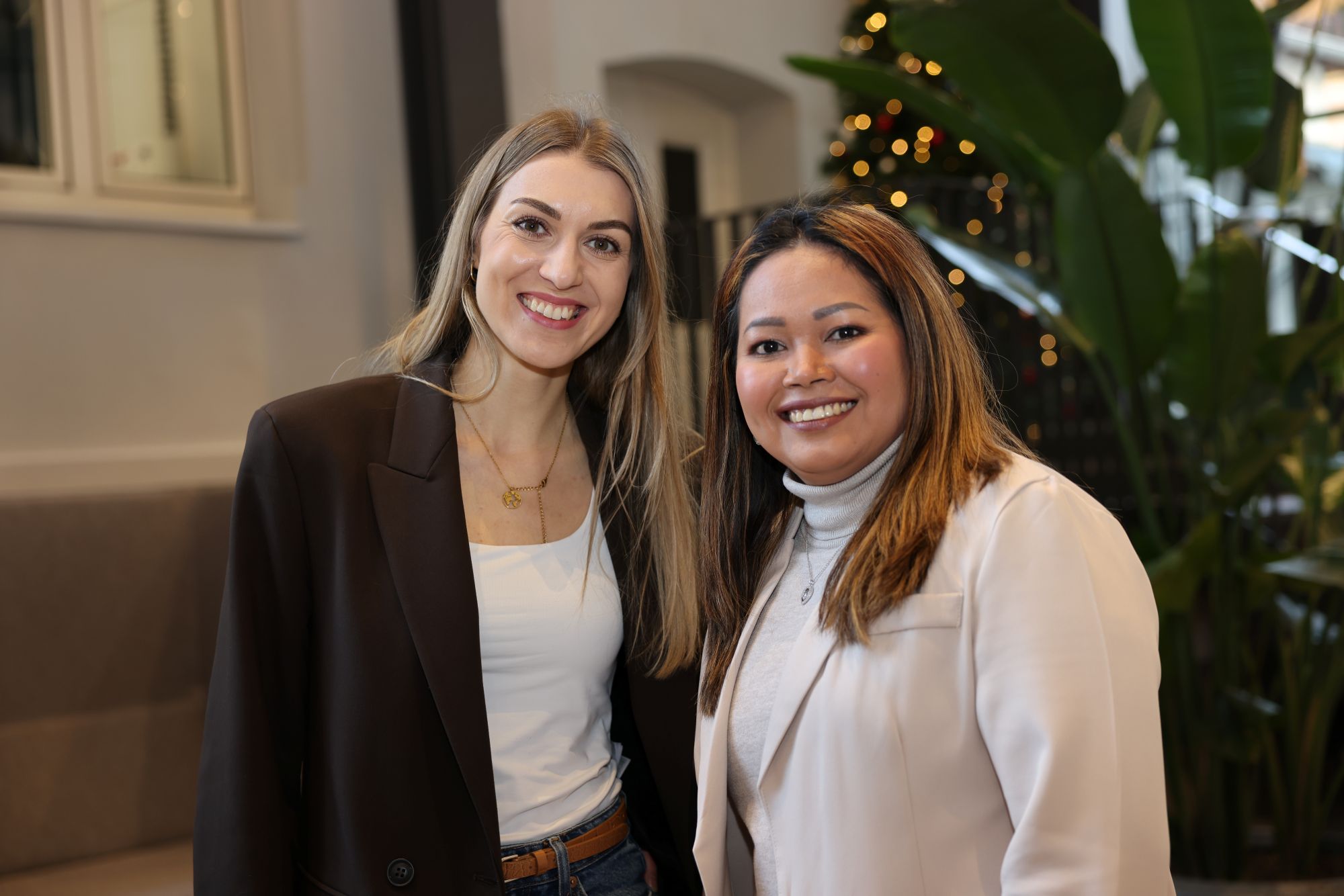 Personalentwicklerin Nina Baltes begleitet Pa Weck auf dem Weg. (c) Stephan Johnen