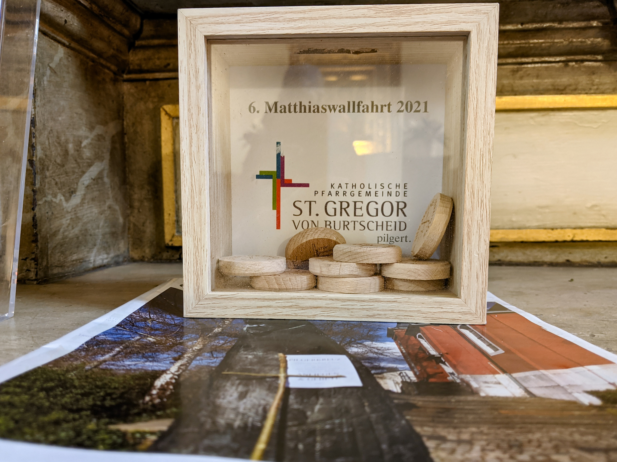 Die Sammelboxen der  Burtscheider Matthiaspilger stehen in den Kirchen an den Stationen auf dem Weg nach Trier. (c) Martin Feinendegen