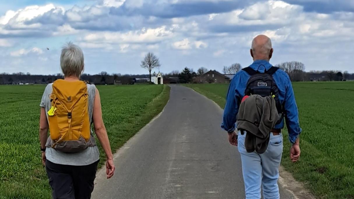 Zwei Pilger unterwegs zum Mennikes-Heiligenhäuschen in St. Hubert. (c) Ina Germes-Dohmen