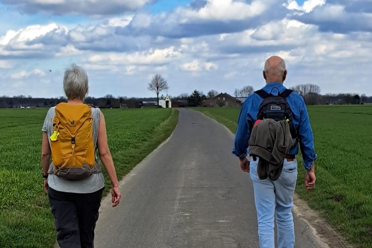 Zwei Pilger unterwegs zum Mennikes-Heiligenhäuschen in St. Hubert.