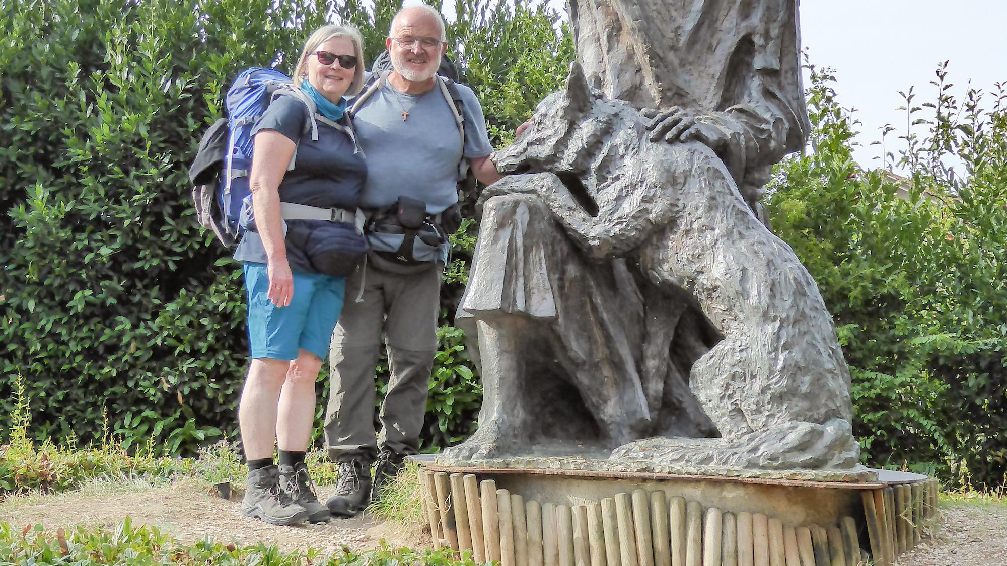 Durch Gubbio führte der Pilgerweg von Ehepaar Herkenrath, wo eine Bronzestatue an Franziskus erinnert. (c) privat
