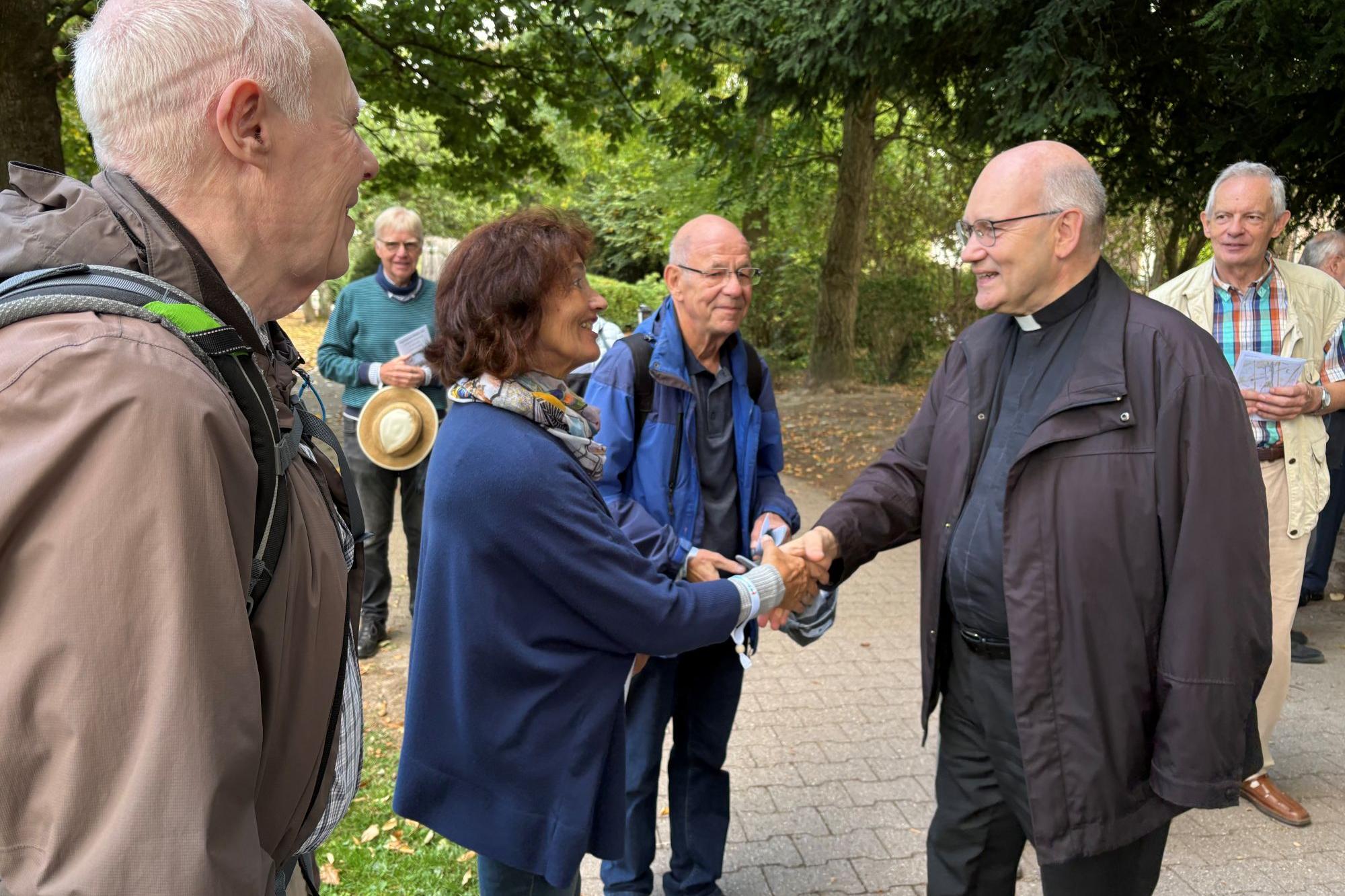 Bischof Helmut Dieser begrüßte die Pilgerinnen und Pilger herzlich.