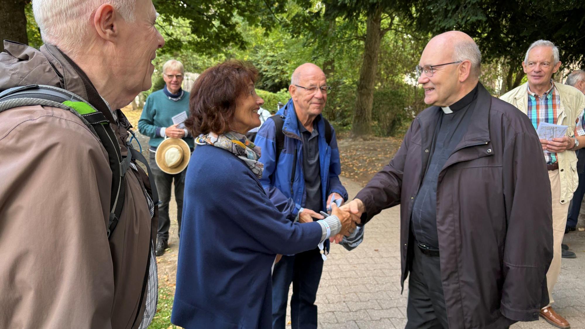 Bischof Helmut Dieser begrüßte die Pilgerinnen und Pilger herzlich. (c) Garnet Manecke