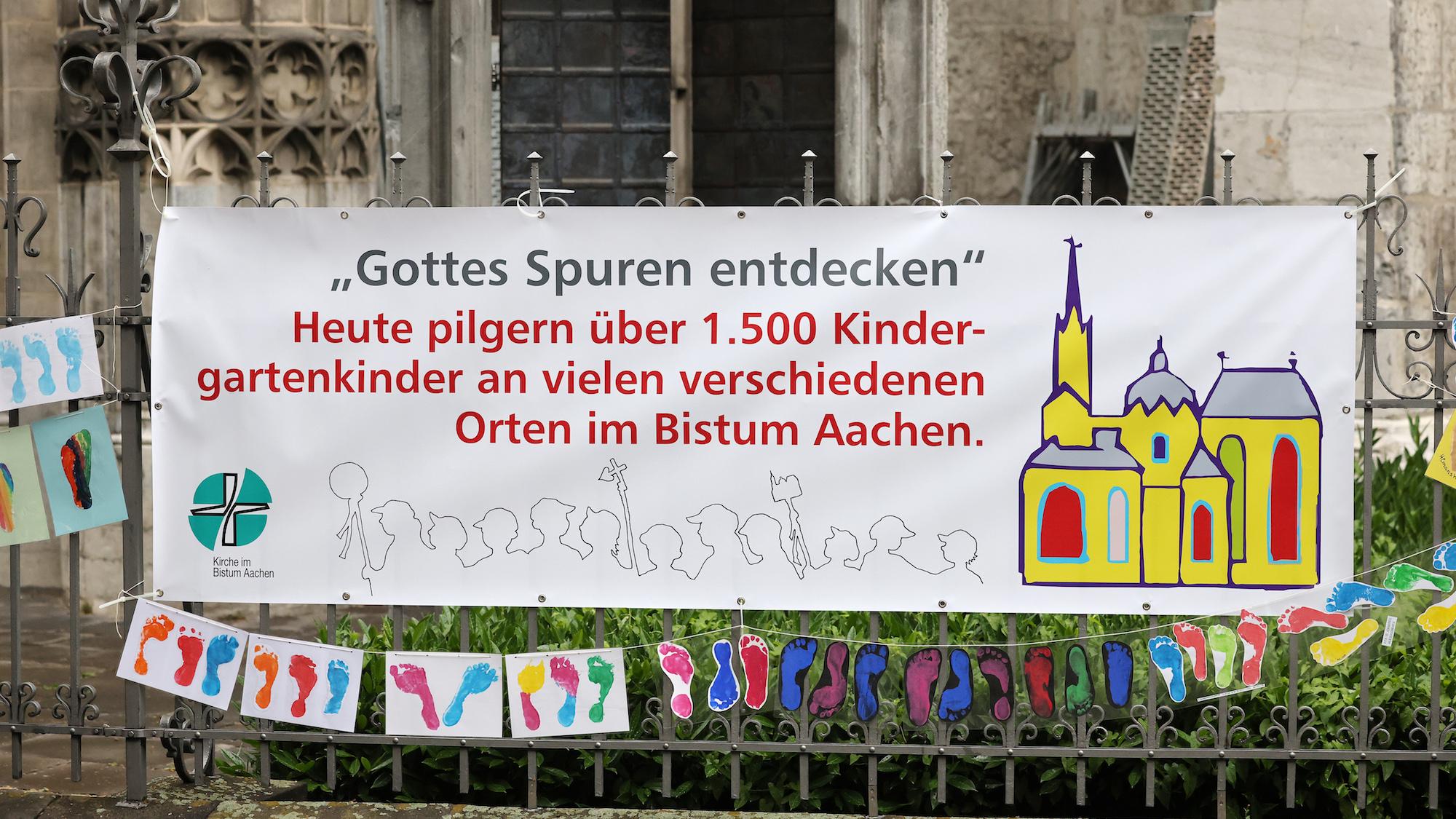Bunte Fußabdrücke rund um den Aachener Dom machten auf den Tag aufmerksam. (c) Bistum Aachen/Andreas Steindl