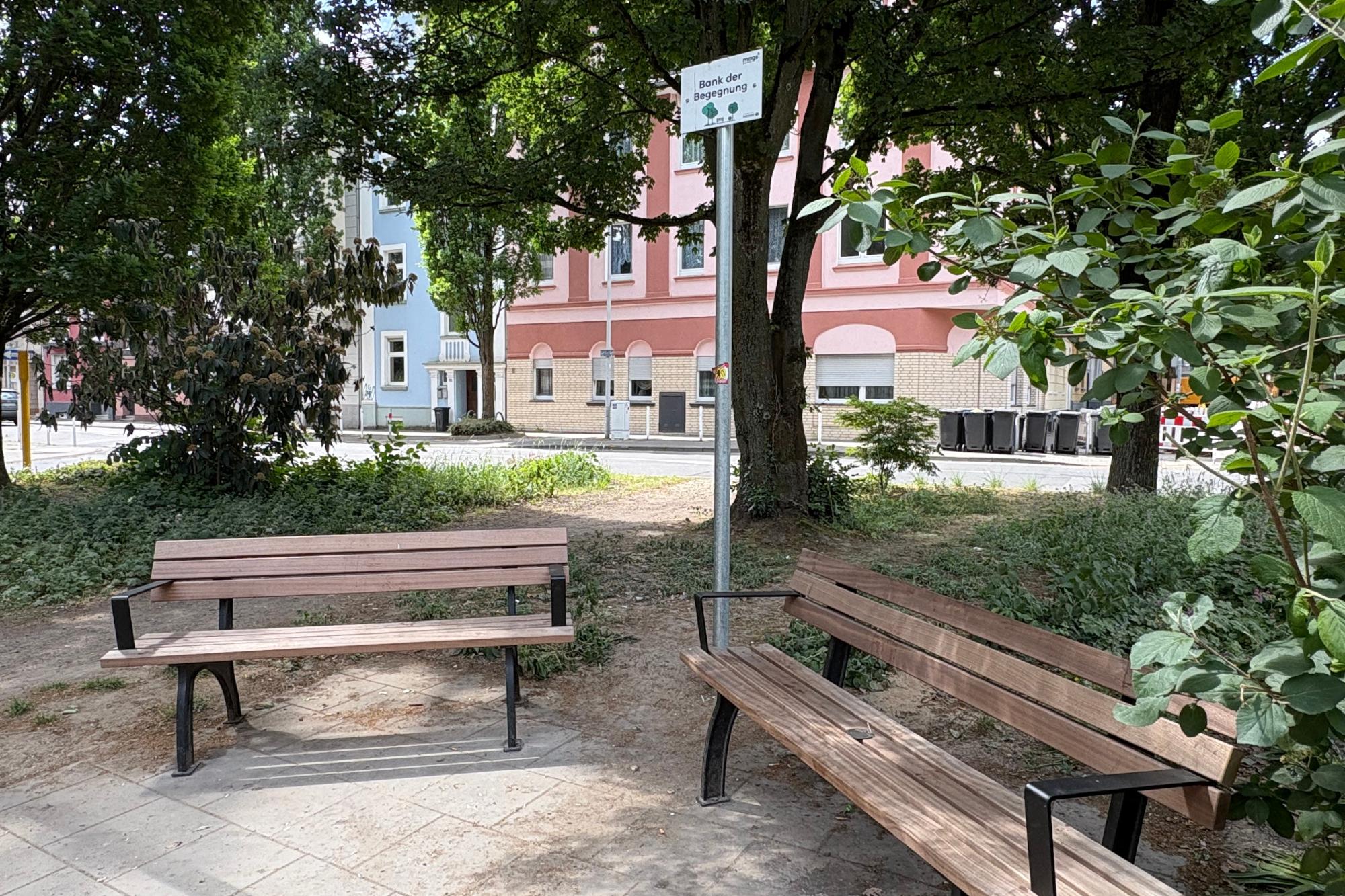 Ein Schild zeigt an, dass man auf diesen Bänken offen für Gespräche ist.