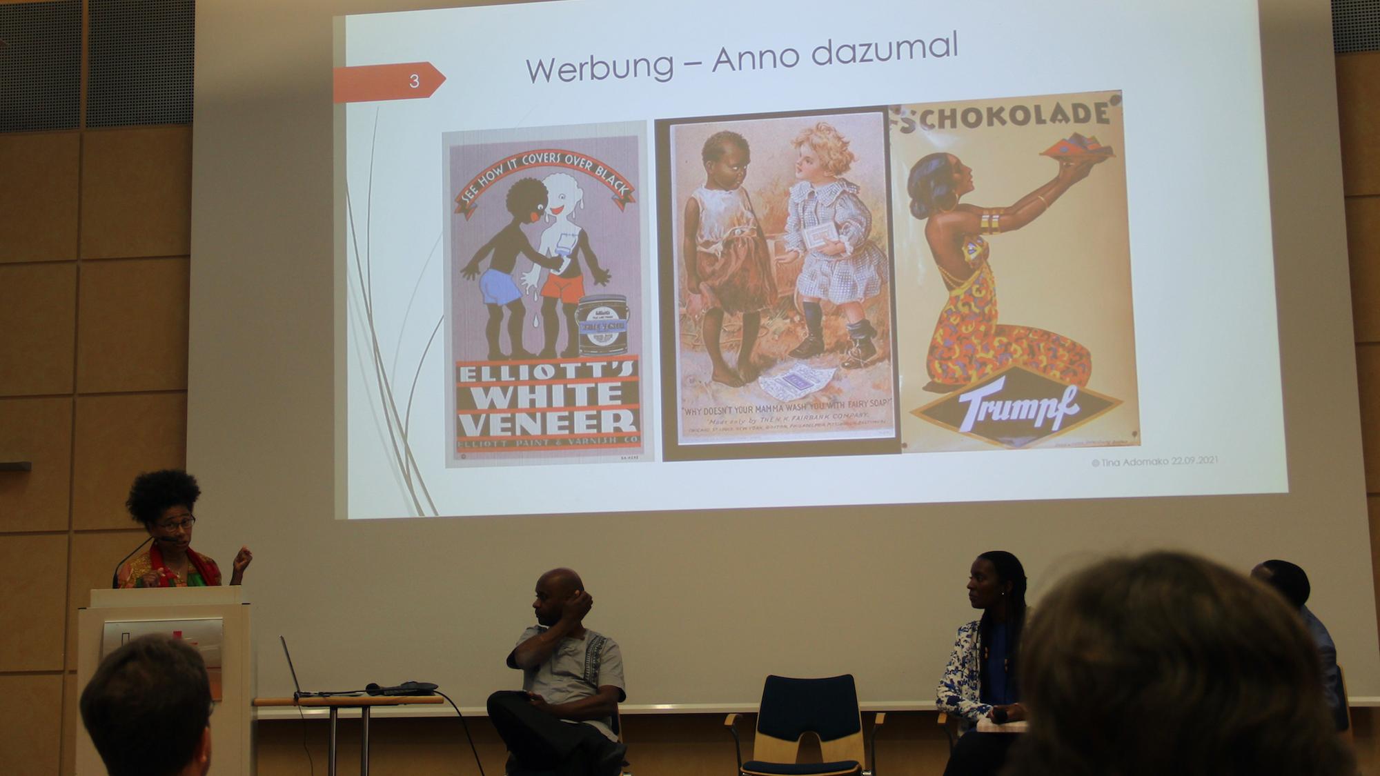 Tina Adomako zeigt anhand von Bildern aus der Werbung, wie ein rassistisches Bild von Afrika bis heute nachwirkt. (c) Andrea Thomas