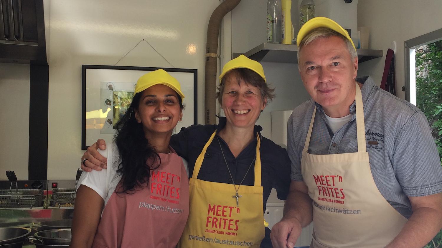 Genießen, plappern oder schwätzen: Sr. Bettina Rupp (M.) und ihre Mitstreiter schaffen mit Pommes eine Verbindung zwischen ihren Gästen. (c) Steyler Missionsschwestern