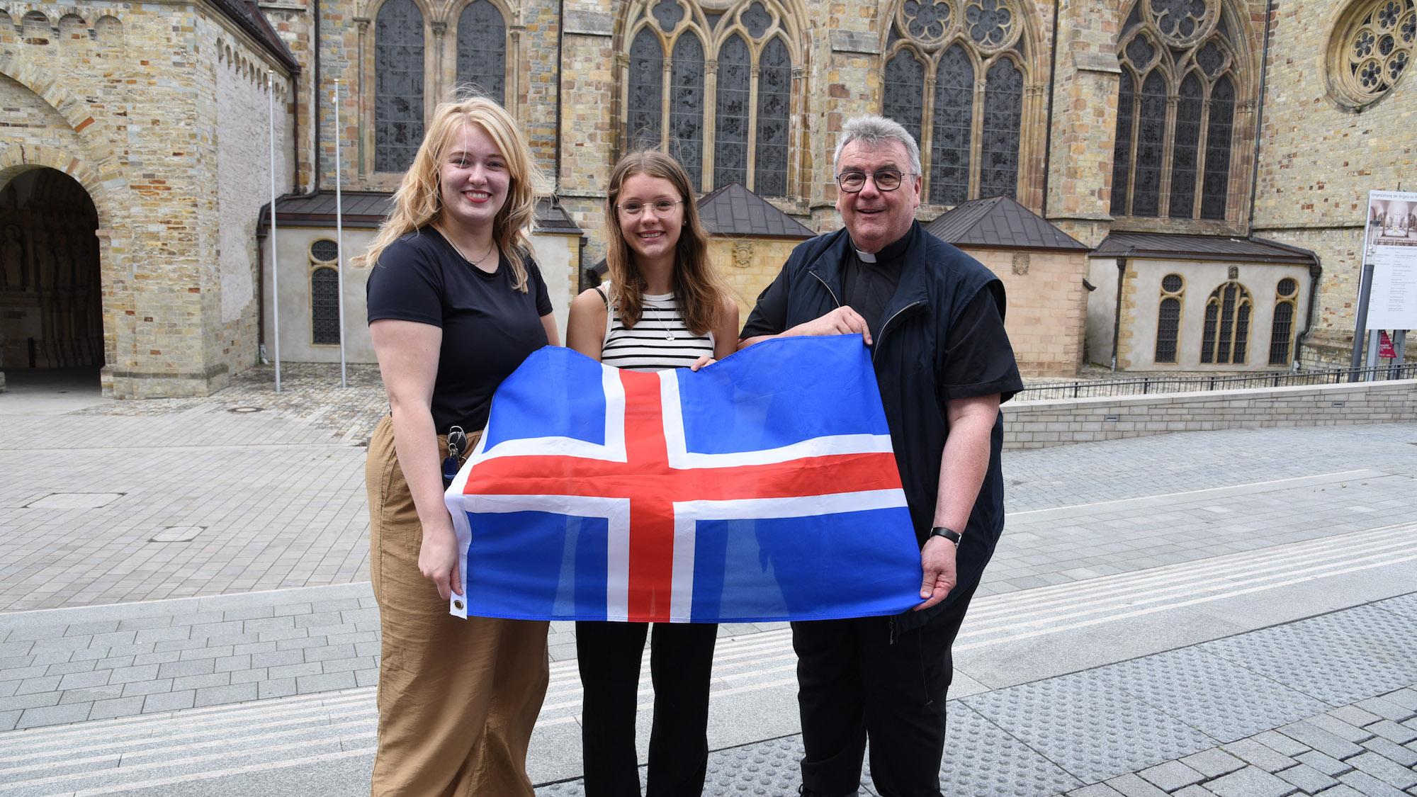 Freut sich auf Island: Sophia Hoppermann (Mitte) mit Msgr. Georg Austen und Marisa  Grummich vom Bonifatiuswerk. (c) Simon Helmers /Bonifatiuswerk