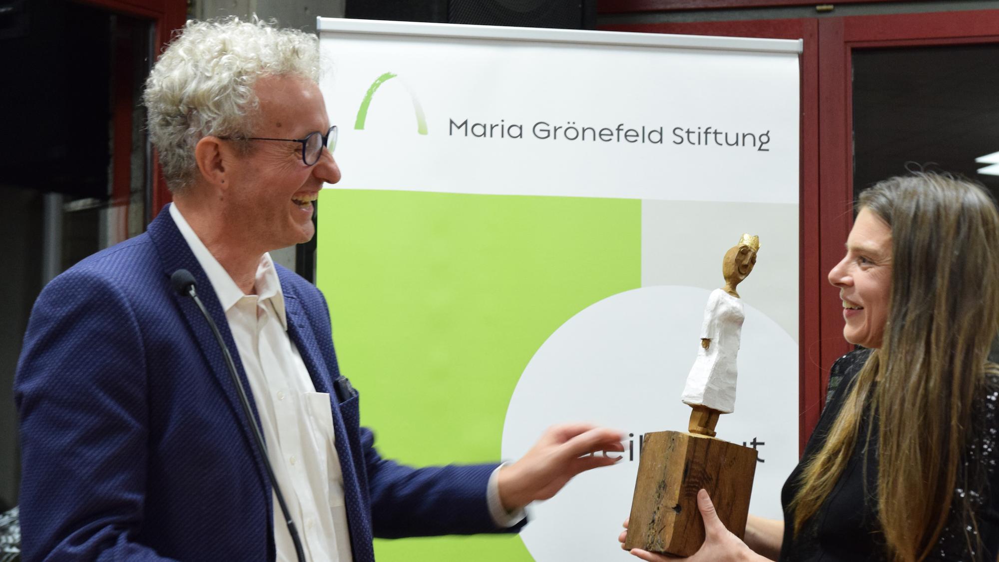 Der große Moment: Aus den Händen des Kuratoriumsvorsitzenden Manfred Körber erhält Christiane Florin den Maria-Grönefeld-Preis. Sie bekräftigte, dass sie diese Würdigung stärke. Ansonsten erfahre sie eher Gegenwind und Anfeindungen in ihrem Einsatz für eine geschlechtergerechte Kirche. (c) Thomas Hohenschue