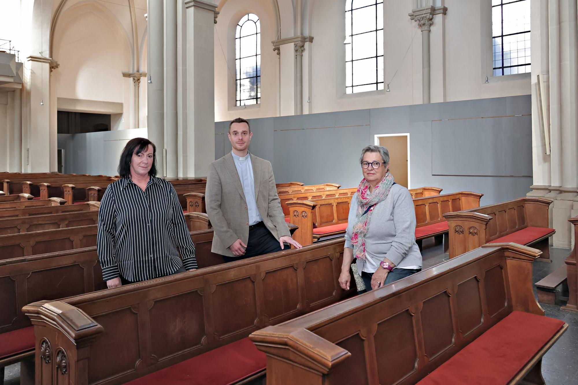 Stellen die Pläne für St. Josef vor: Pfarrer David Grüntjens, Natalie Wappelt (l.) und  Ellen Niemüller.
